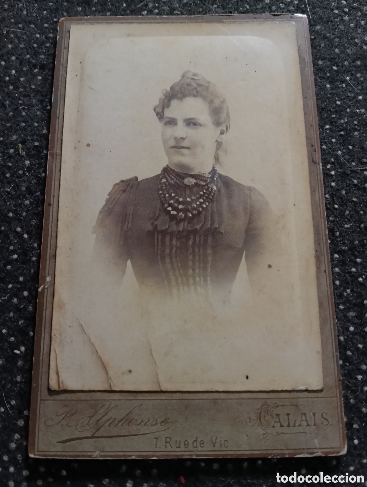 Fotograf&iacute;a antigua: 1865-1910 Fotograf&iacute;a Victoriana en cart&oacute;n de una se&ntilde;ora de la &eacute;poca mide 11 x 6,5 aprox.