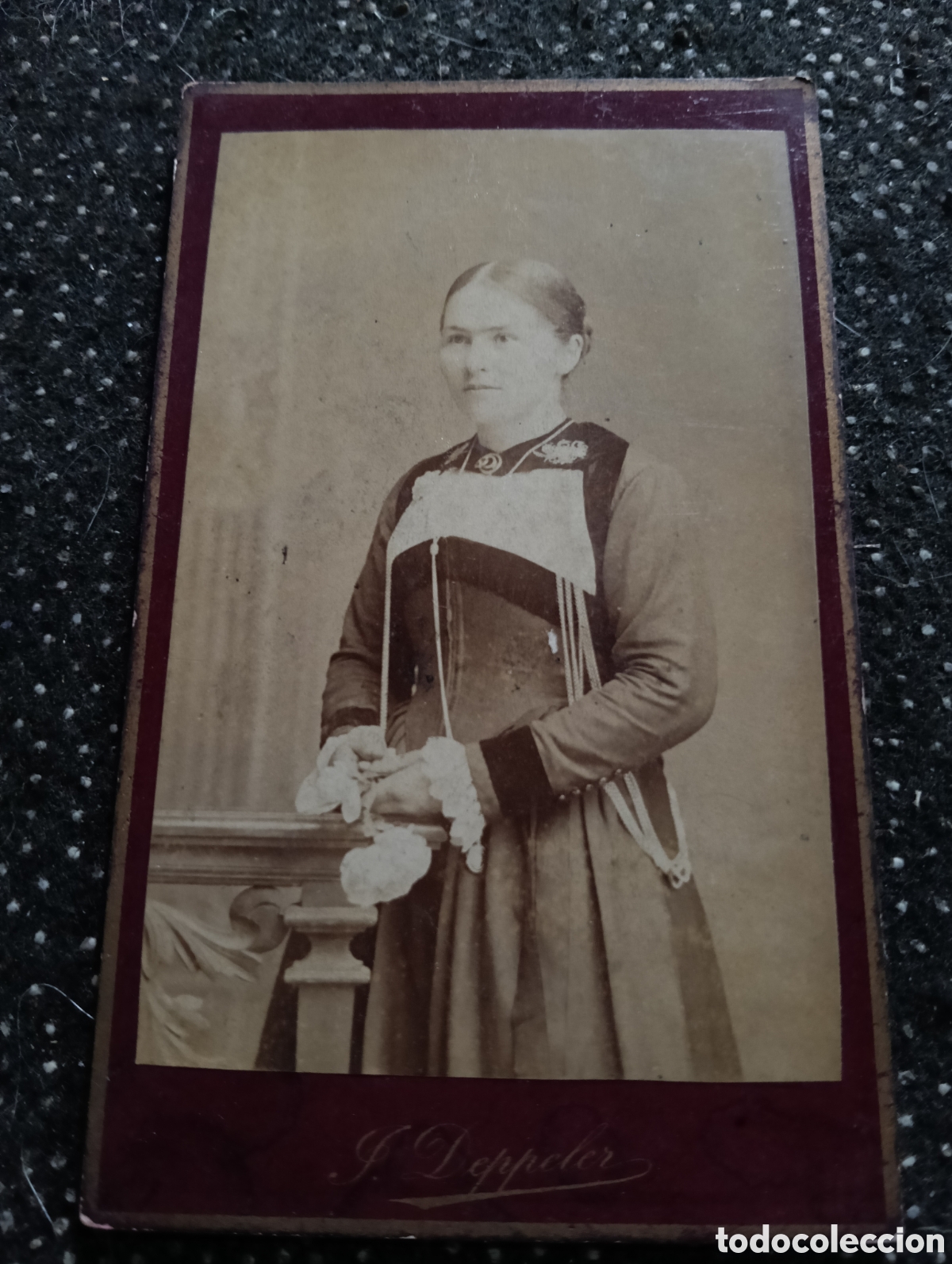 Fotograf&iacute;a antigua: 1865-1910 Fotograf&iacute;a Victoriana en cart&oacute;n de una se&ntilde;ora de la &eacute;poca mide 11 x 6,5 aprox.