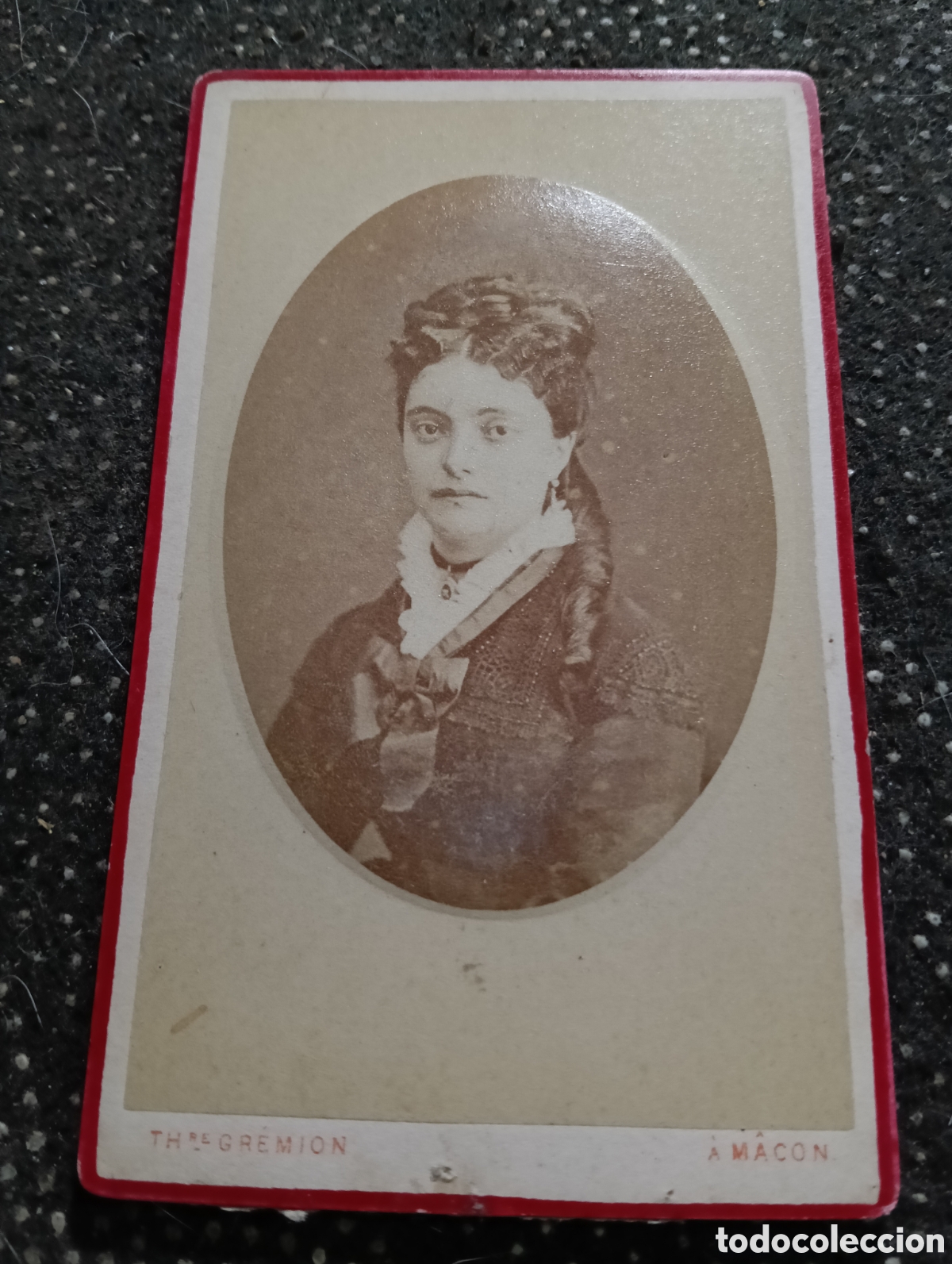 Fotograf&iacute;a antigua: 1865-1910 Fotograf&iacute;a Victoriana en cart&oacute;n de una se&ntilde;ora de la &eacute;poca mide 11 x 6,5 aprox.