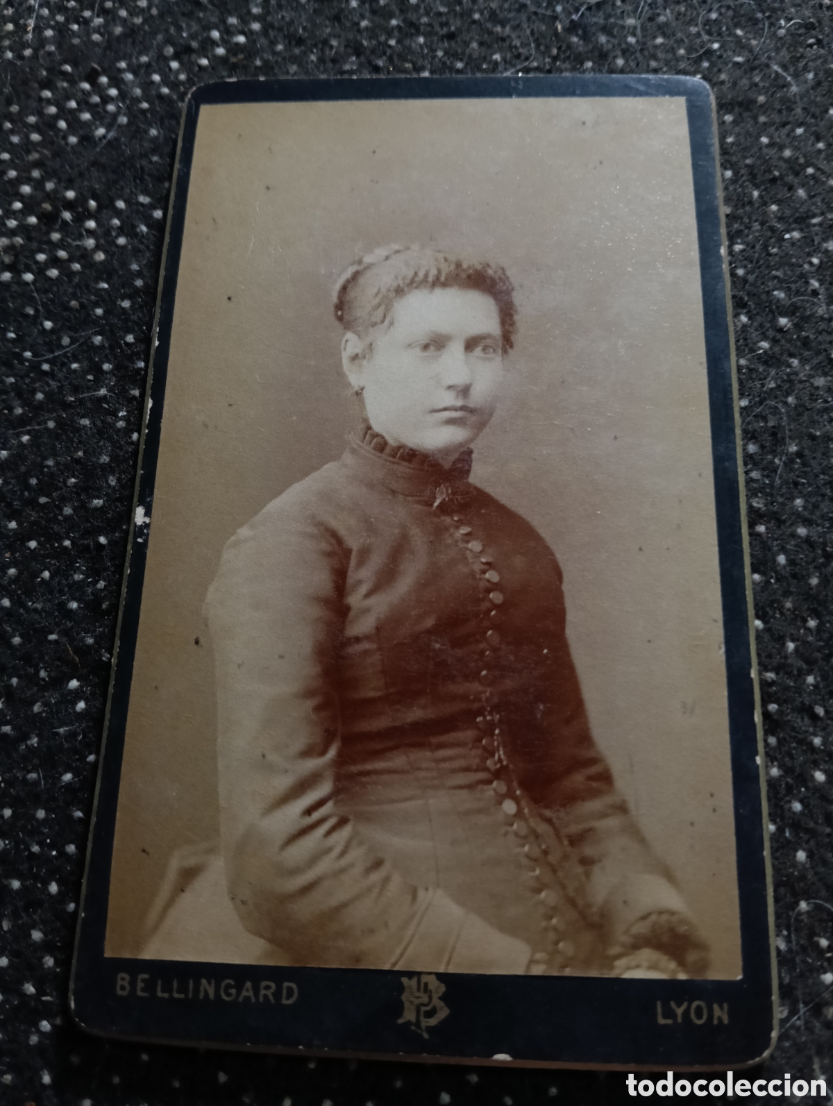 Fotograf&iacute;a antigua: 1865-1910 Fotograf&iacute;a Victoriana en cart&oacute;n de una se&ntilde;ora de la &eacute;poca mide 11 x 6,5 aprox.
