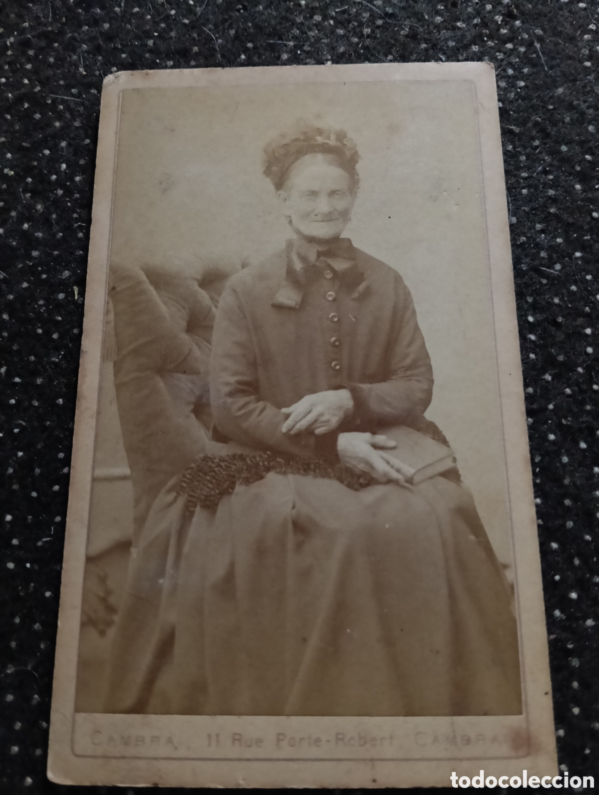 Fotograf&iacute;a antigua: 1865-1910 Fotograf&iacute;a Victoriana en cart&oacute;n de una se&ntilde;ora de la &eacute;poca mide 11 x 6,5 aprox.