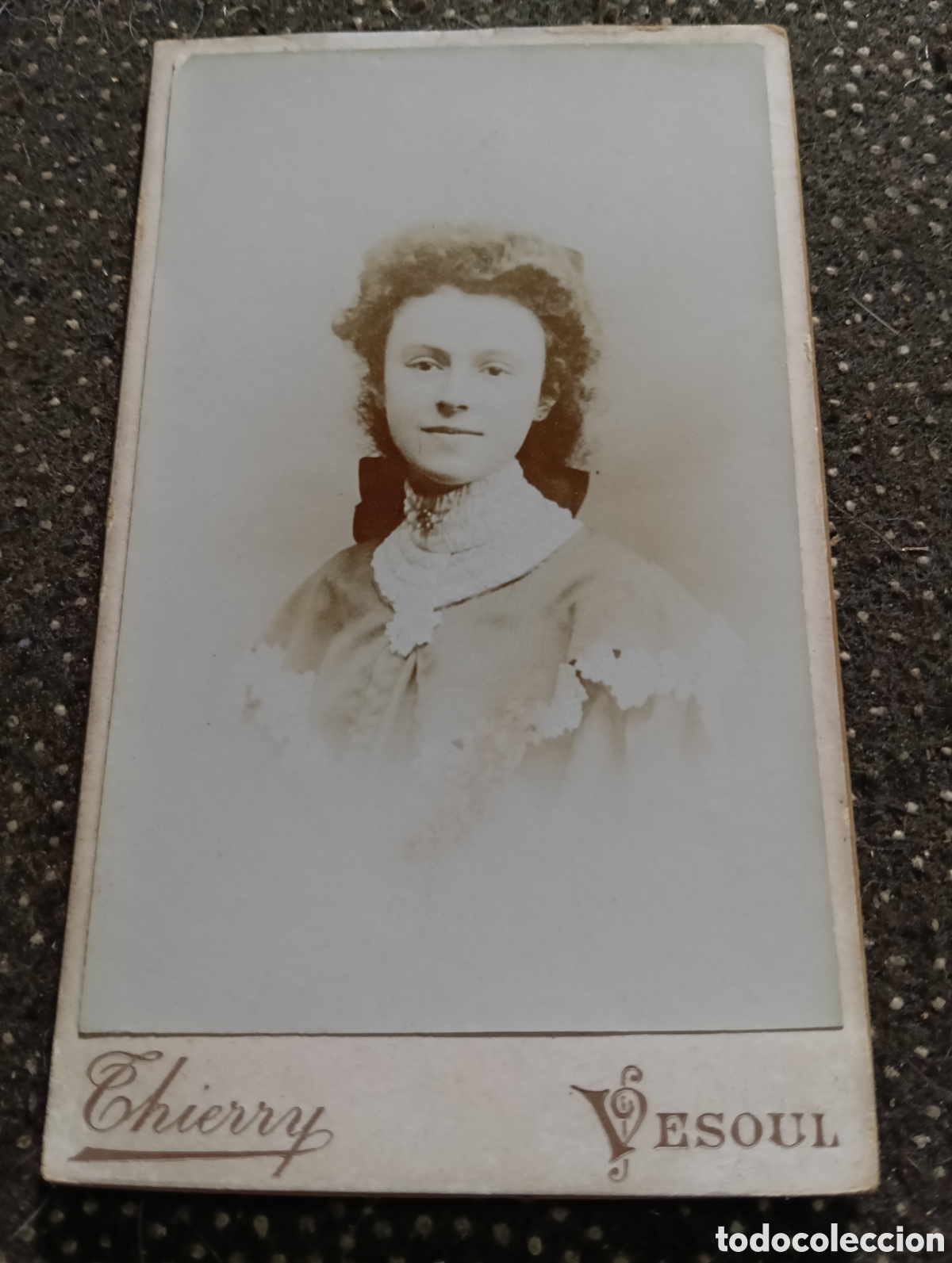 Fotograf&iacute;a antigua: 1865-1910 Fotograf&iacute;a Victoriana en cart&oacute;n de una se&ntilde;ora de la &eacute;poca mide 11 x 6,5 aprox.