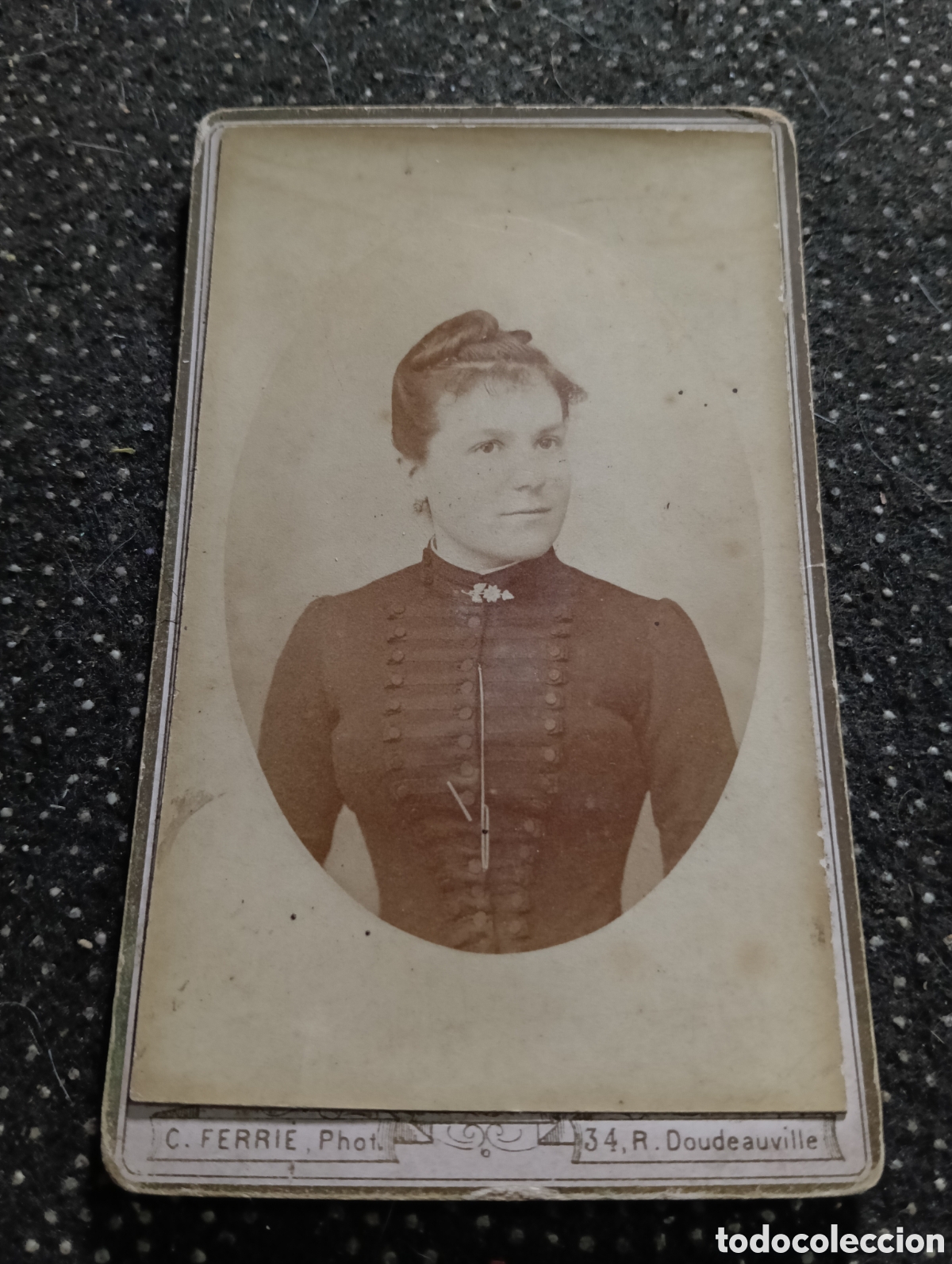 Fotograf&iacute;a antigua: 1865-1910 Fotograf&iacute;a Victoriana en cart&oacute;n de una se&ntilde;ora de la &eacute;poca mide 11 x 6,5 aprox.