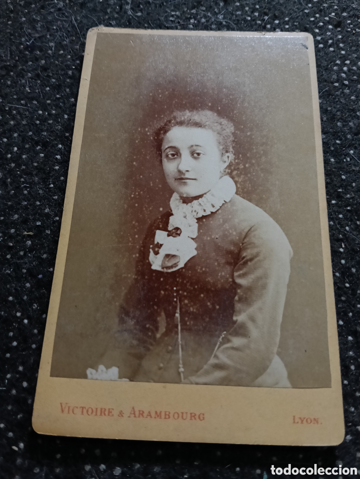 Fotograf&iacute;a antigua: 1865-1910 Fotograf&iacute;a Victoriana en cart&oacute;n de una se&ntilde;ora de la &eacute;poca mide 11 x 6,5 aprox.