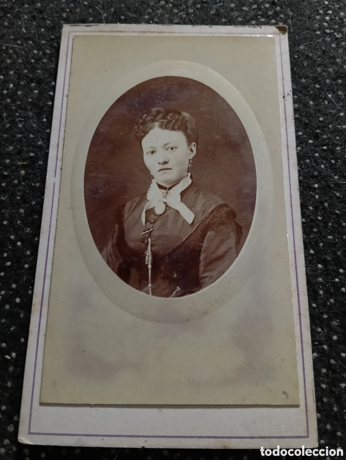 Fotograf&iacute;a antigua: 1865-1910 Fotograf&iacute;a Victoriana en cart&oacute;n de una se&ntilde;ora de la &eacute;poca mide 11 x 6,5 aprox.
