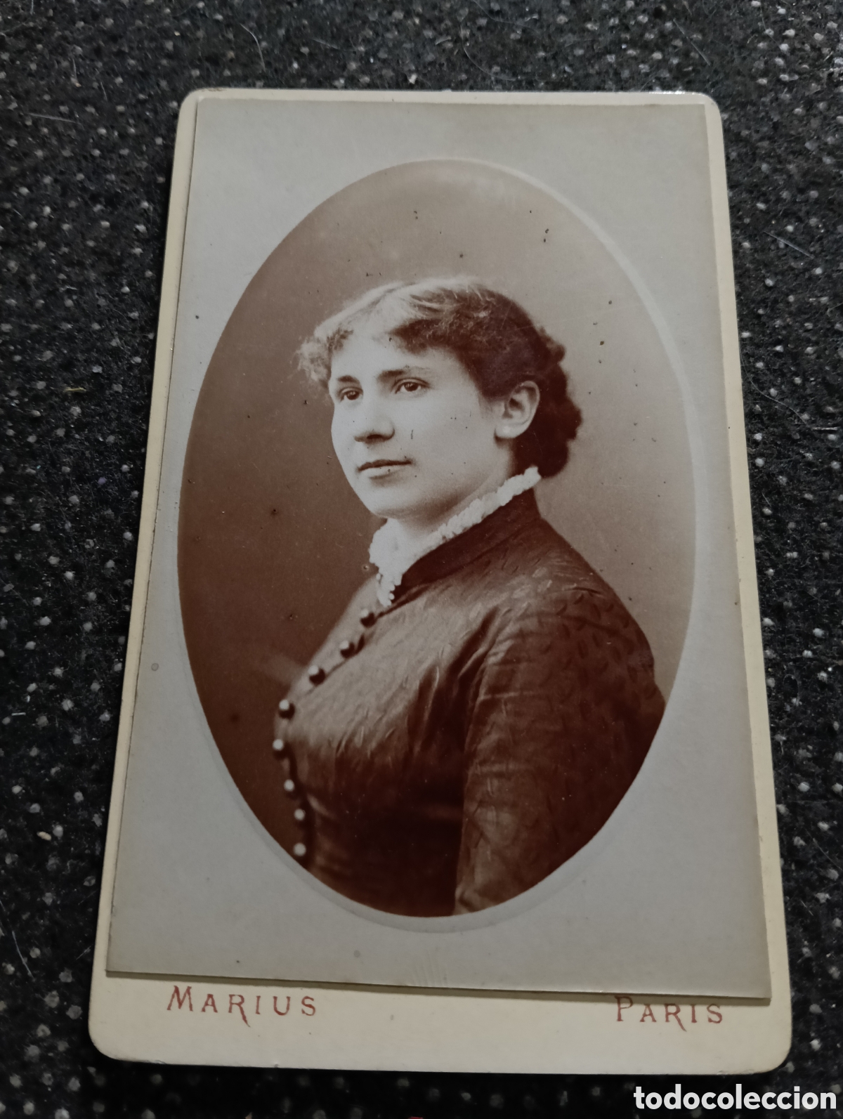 Fotograf&iacute;a antigua: 1865-1910 Fotograf&iacute;a Victoriana en cart&oacute;n de una se&ntilde;ora de la &eacute;poca mide 11 x 6,5 aprox.