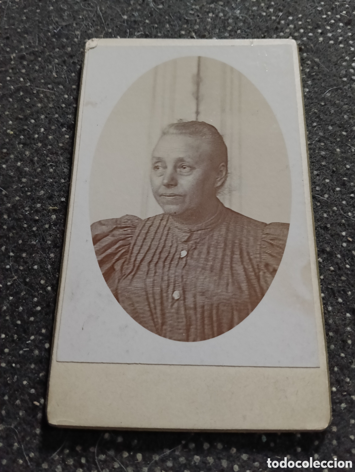 Fotograf&iacute;a antigua: 1865-1910 Fotograf&iacute;a Victoriana en cart&oacute;n de una se&ntilde;ora de la &eacute;poca mide 11 x 6,5 aprox.