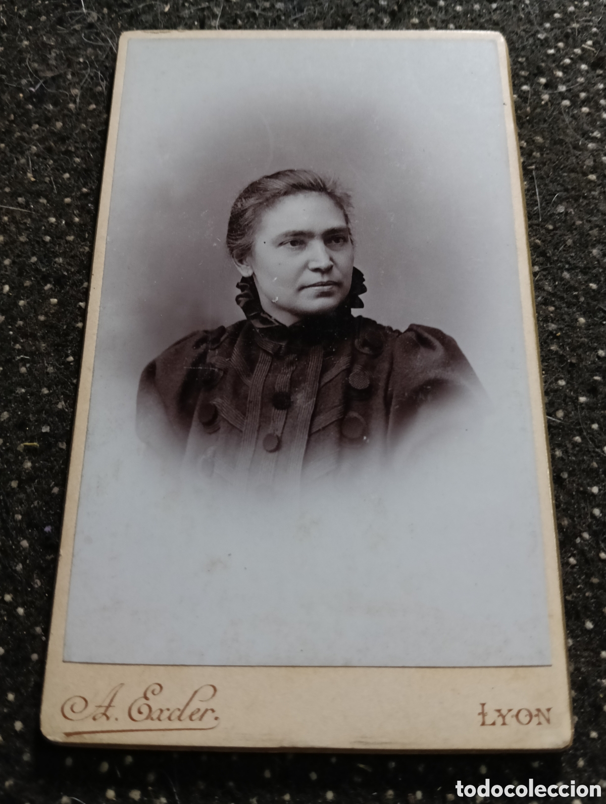 Fotograf&iacute;a antigua: 1865-1910 Fotograf&iacute;a Victoriana en cart&oacute;n de una se&ntilde;ora de la &eacute;poca mide 11 x 6,5 aprox.