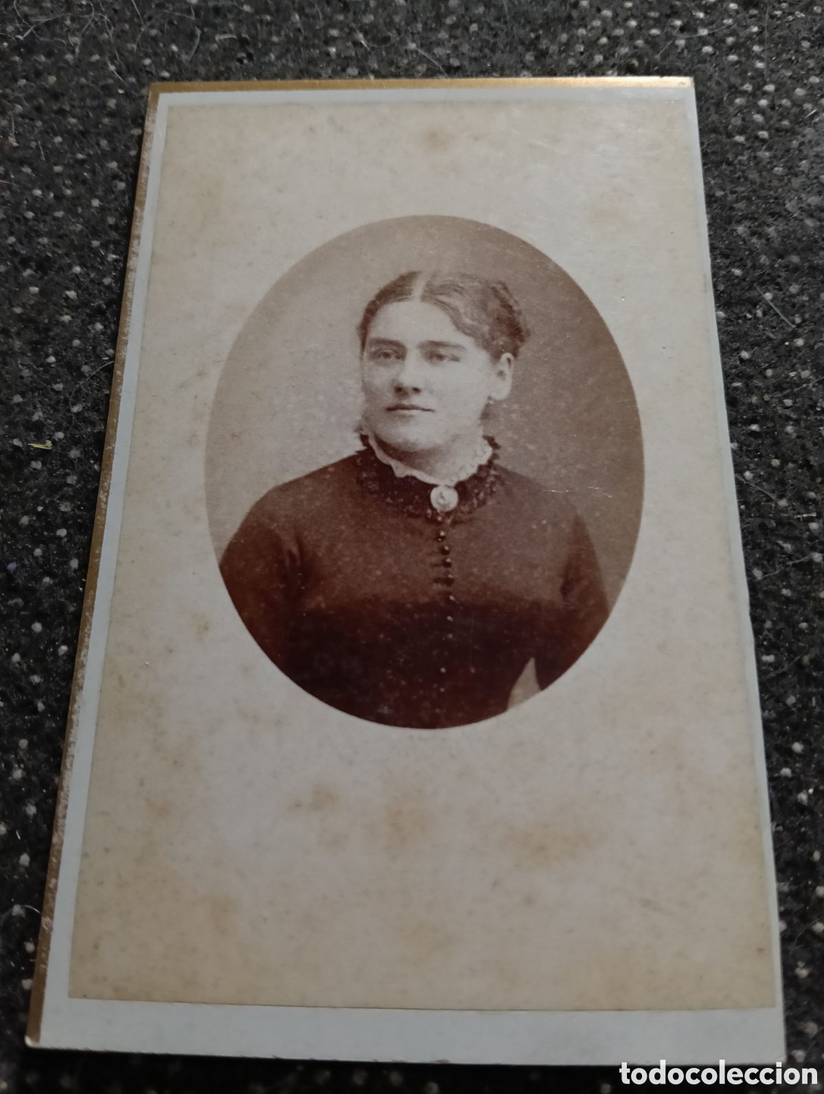 Fotograf&iacute;a antigua: 1865-1910 Fotograf&iacute;a Victoriana en cart&oacute;n de una se&ntilde;ora de la &eacute;poca mide 11 x 6,5 aprox.