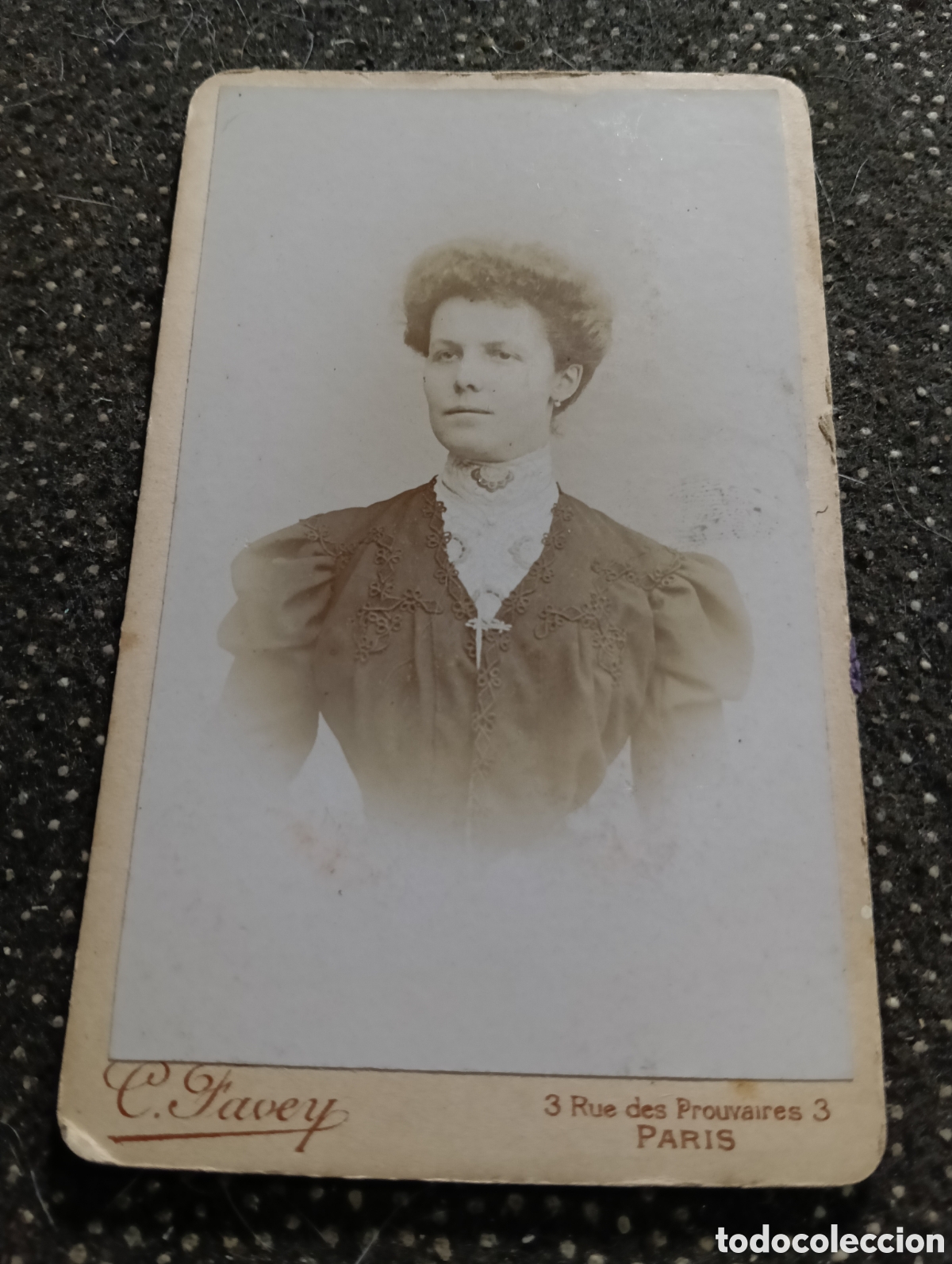 Fotograf&iacute;a antigua: 1865-1910 Fotograf&iacute;a Victoriana en cart&oacute;n de una se&ntilde;ora de la &eacute;poca mide 11 x 6,5 aprox.