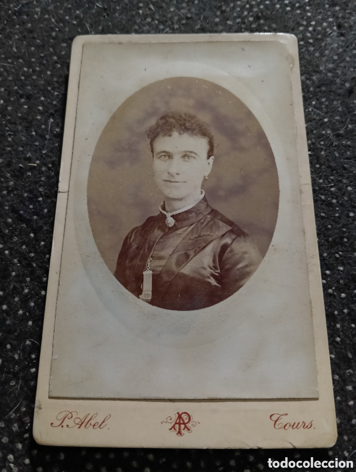 Fotograf&iacute;a antigua: 1865-1910 Fotograf&iacute;a Victoriana en cart&oacute;n de una se&ntilde;ora de la &eacute;poca mide 11 x 6,5 aprox.