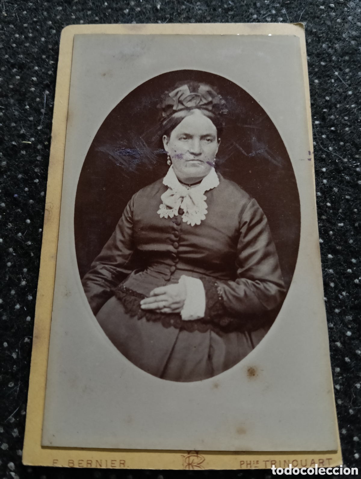 Fotograf&iacute;a antigua: 1865-1910 Fotograf&iacute;a Victoriana en cart&oacute;n de una se&ntilde;ora de la &eacute;poca mide 11 x 6,5 aprox.