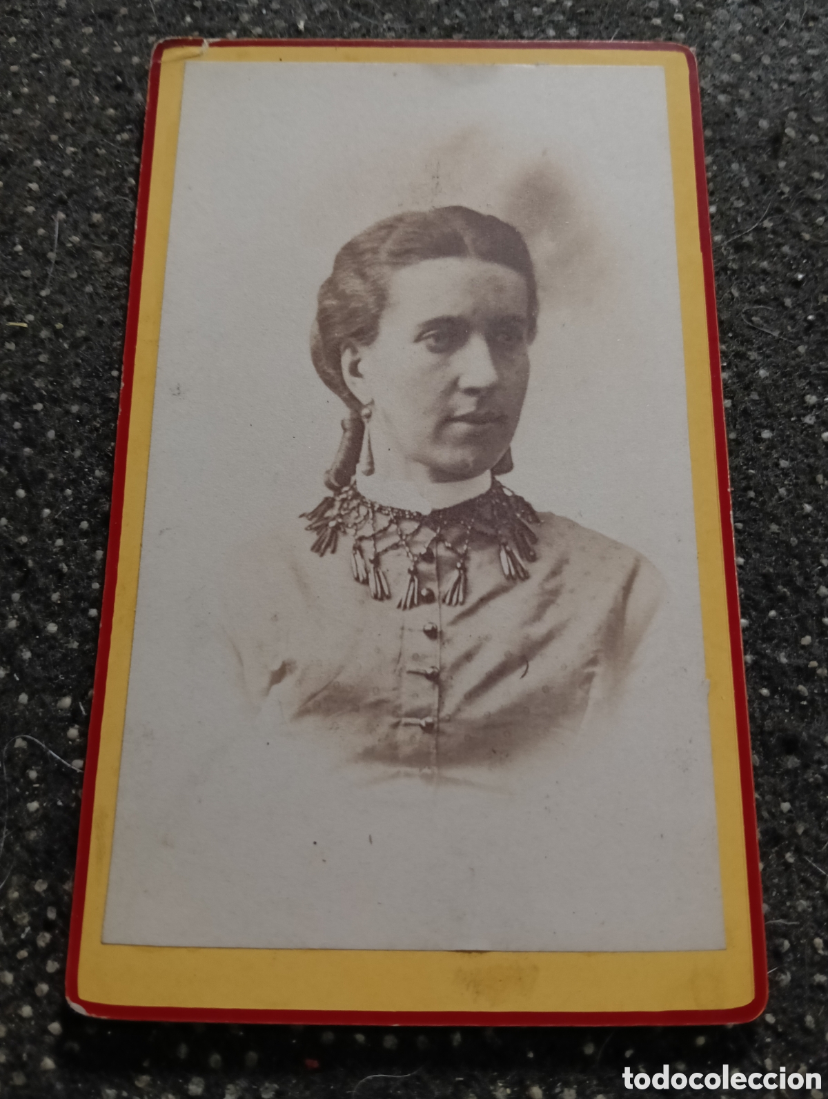 Fotograf&iacute;a antigua: 1865-1910 Fotograf&iacute;a Victoriana en cart&oacute;n de una se&ntilde;ora de la &eacute;poca mide 11 x 6,5 aprox.