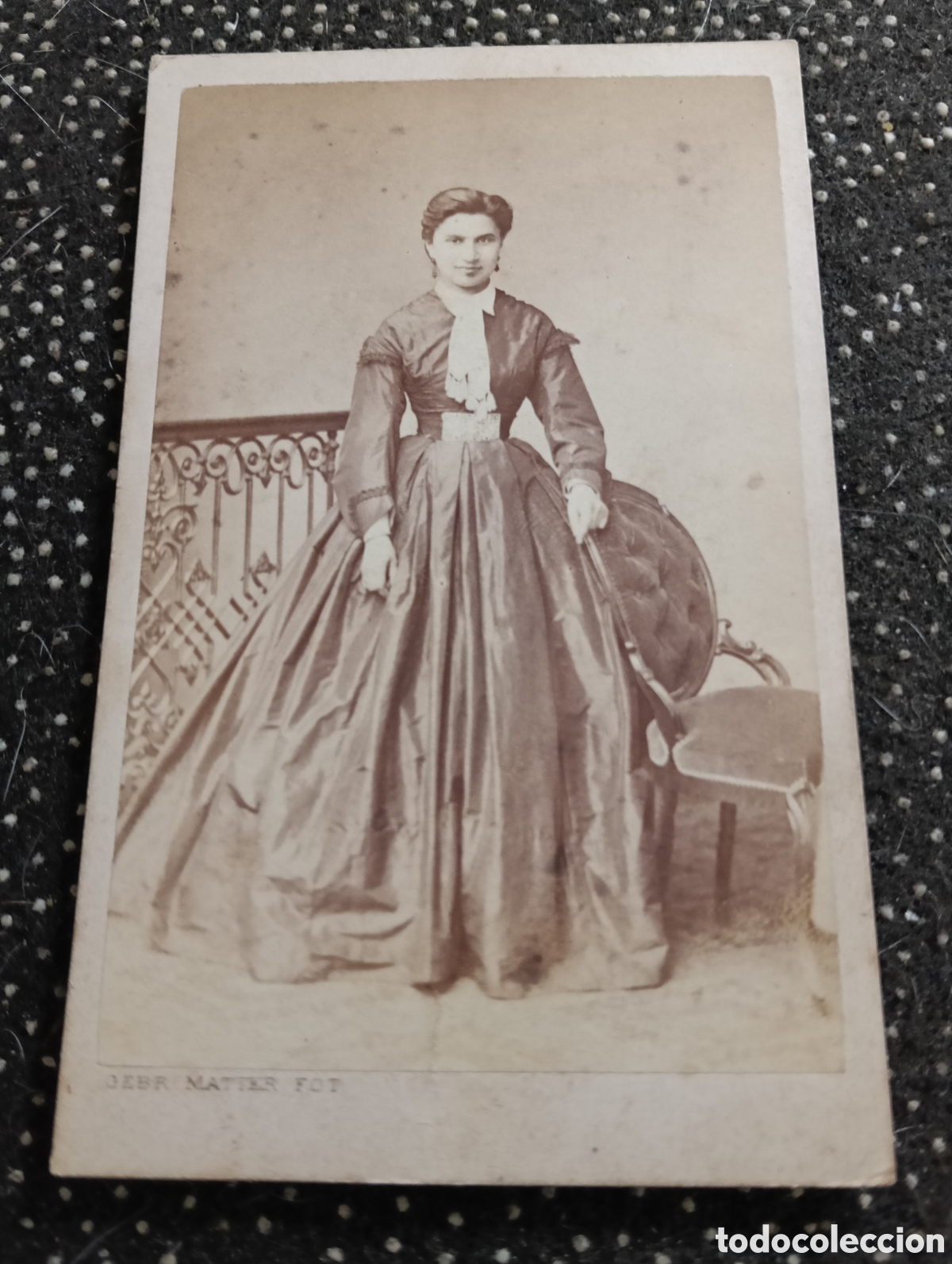 Fotograf&iacute;a antigua: 1865-1910 Fotograf&iacute;a Victoriana en cart&oacute;n de una se&ntilde;ora de la &eacute;poca mide 11 x 6,5 aprox.