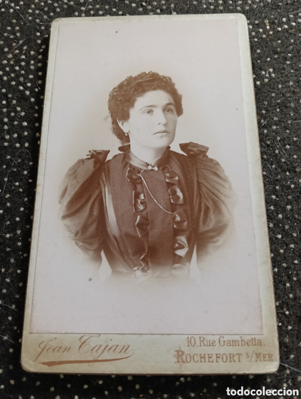 Fotograf&iacute;a antigua: 1865-1910 Fotograf&iacute;a Victoriana en cart&oacute;n de una se&ntilde;ora de la &eacute;poca mide 11 x 6,5 aprox.