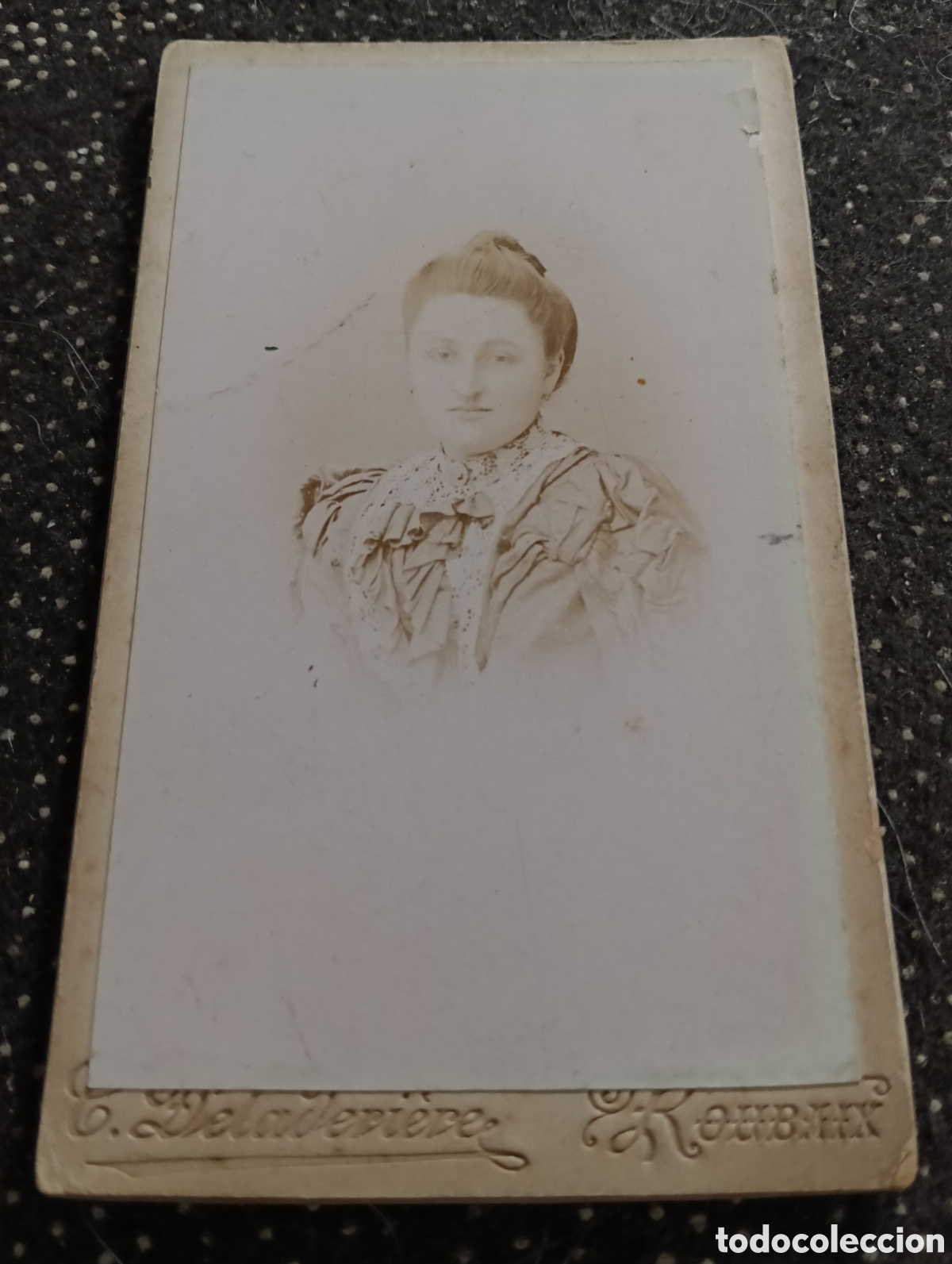 Fotograf&iacute;a antigua: 1865-1910 Fotograf&iacute;a Victoriana en cart&oacute;n de una se&ntilde;ora de la &eacute;poca mide 11 x 6,5 aprox.