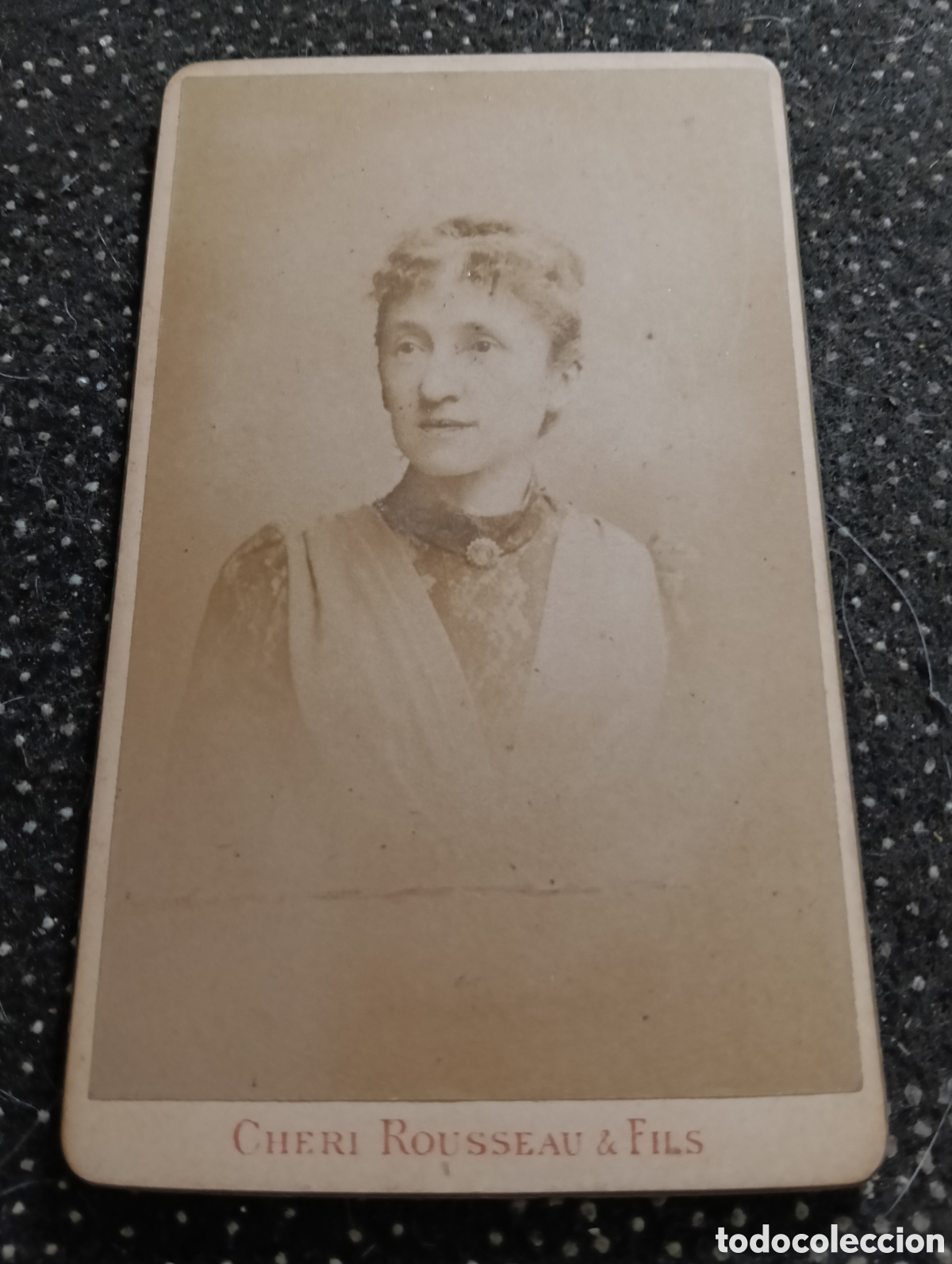 Fotograf&iacute;a antigua: 1865-1910 Fotograf&iacute;a Victoriana en cart&oacute;n de una se&ntilde;ora de la &eacute;poca mide 11 x 6,5 aprox.