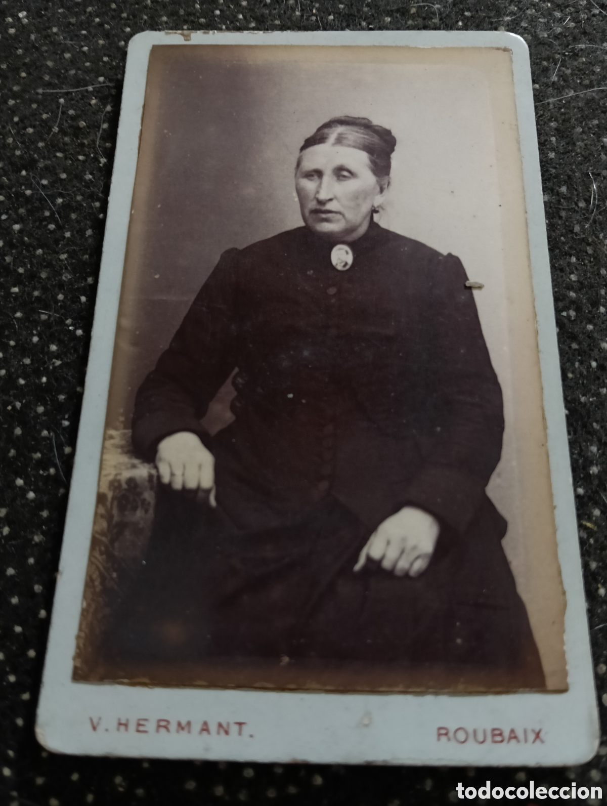 Fotograf&iacute;a antigua: 1865-1910 Fotograf&iacute;a Victoriana en cart&oacute;n de una se&ntilde;ora de la &eacute;poca mide 11 x 6,5 aprox.