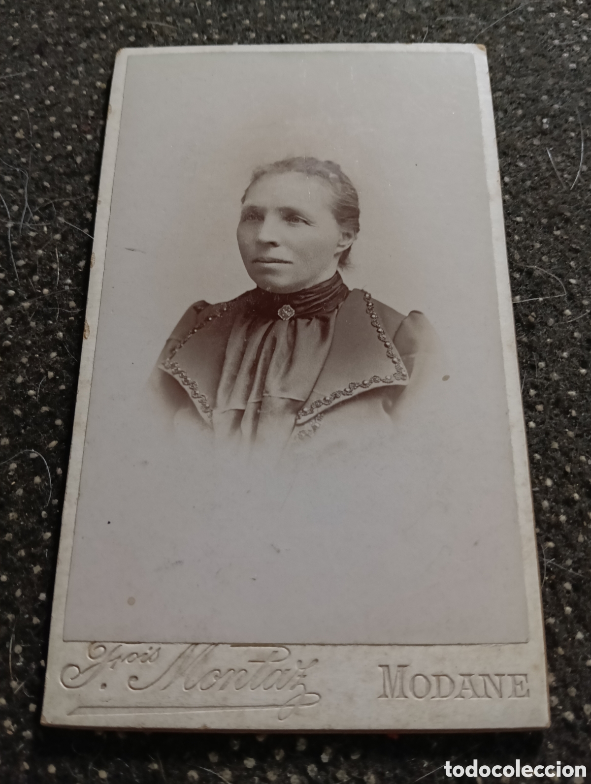 Fotograf&iacute;a antigua: 1865-1910 Fotograf&iacute;a Victoriana en cart&oacute;n de una se&ntilde;ora de la &eacute;poca mide 11 x 6,5 aprox.