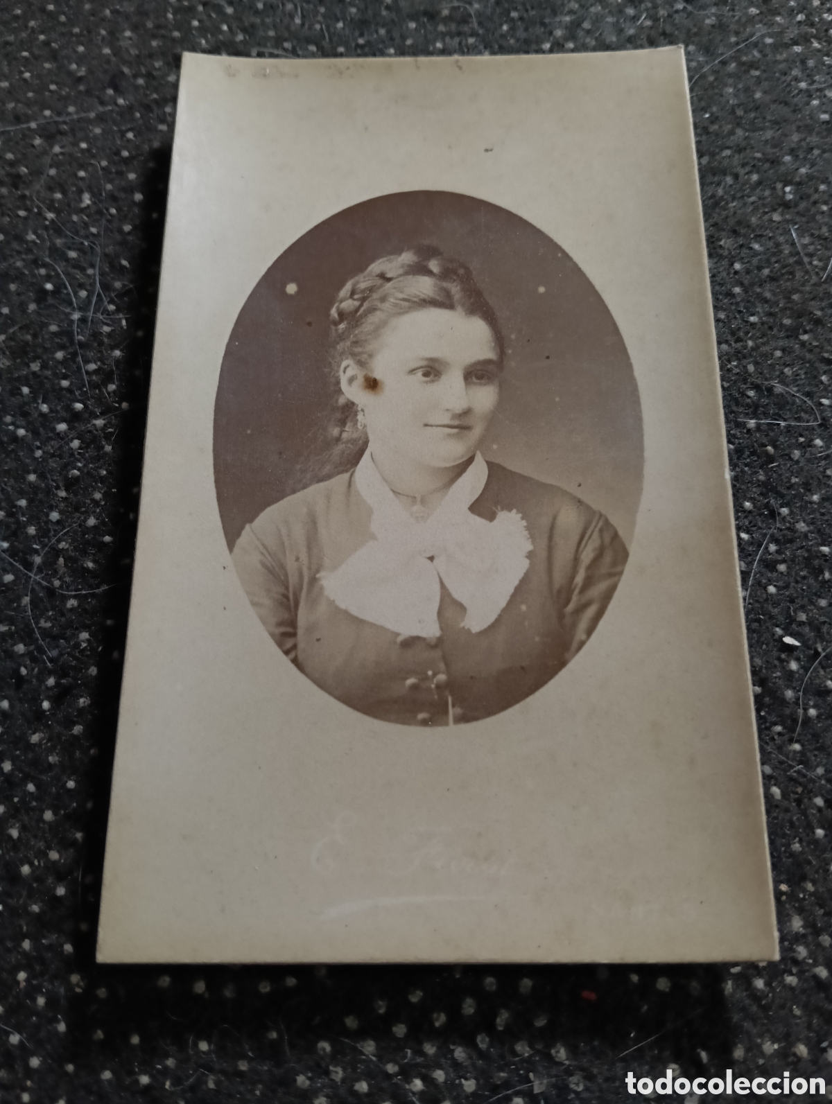 Fotograf&iacute;a antigua: 1865-1910 Fotograf&iacute;a Victoriana en cart&oacute;n de una se&ntilde;ora de la &eacute;poca mide 11 x 6,5 aprox.