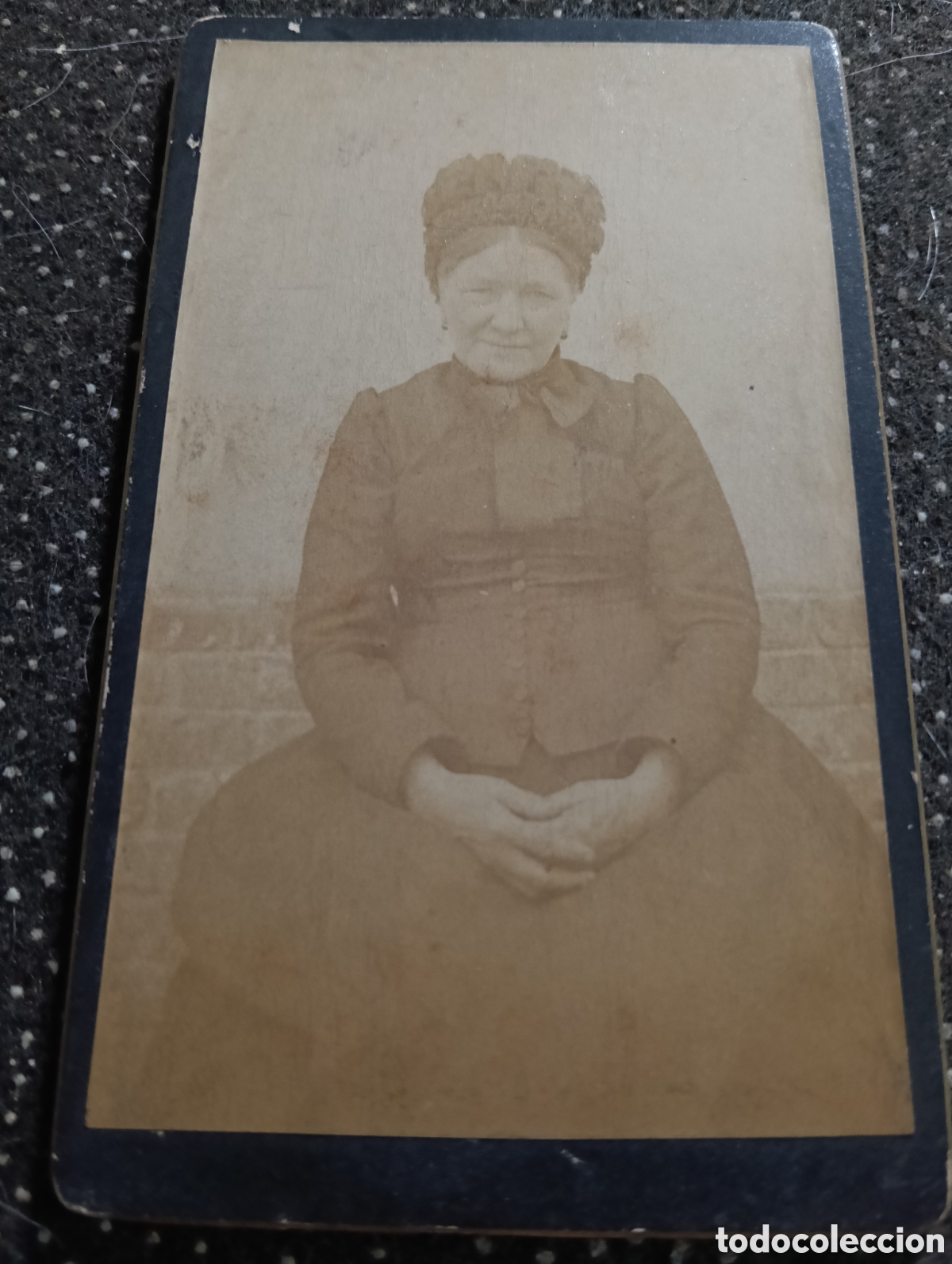 Fotograf&iacute;a antigua: 1865-1910 Fotograf&iacute;a Victoriana en cart&oacute;n de una se&ntilde;ora de la &eacute;poca mide 11 x 6,5 aprox.