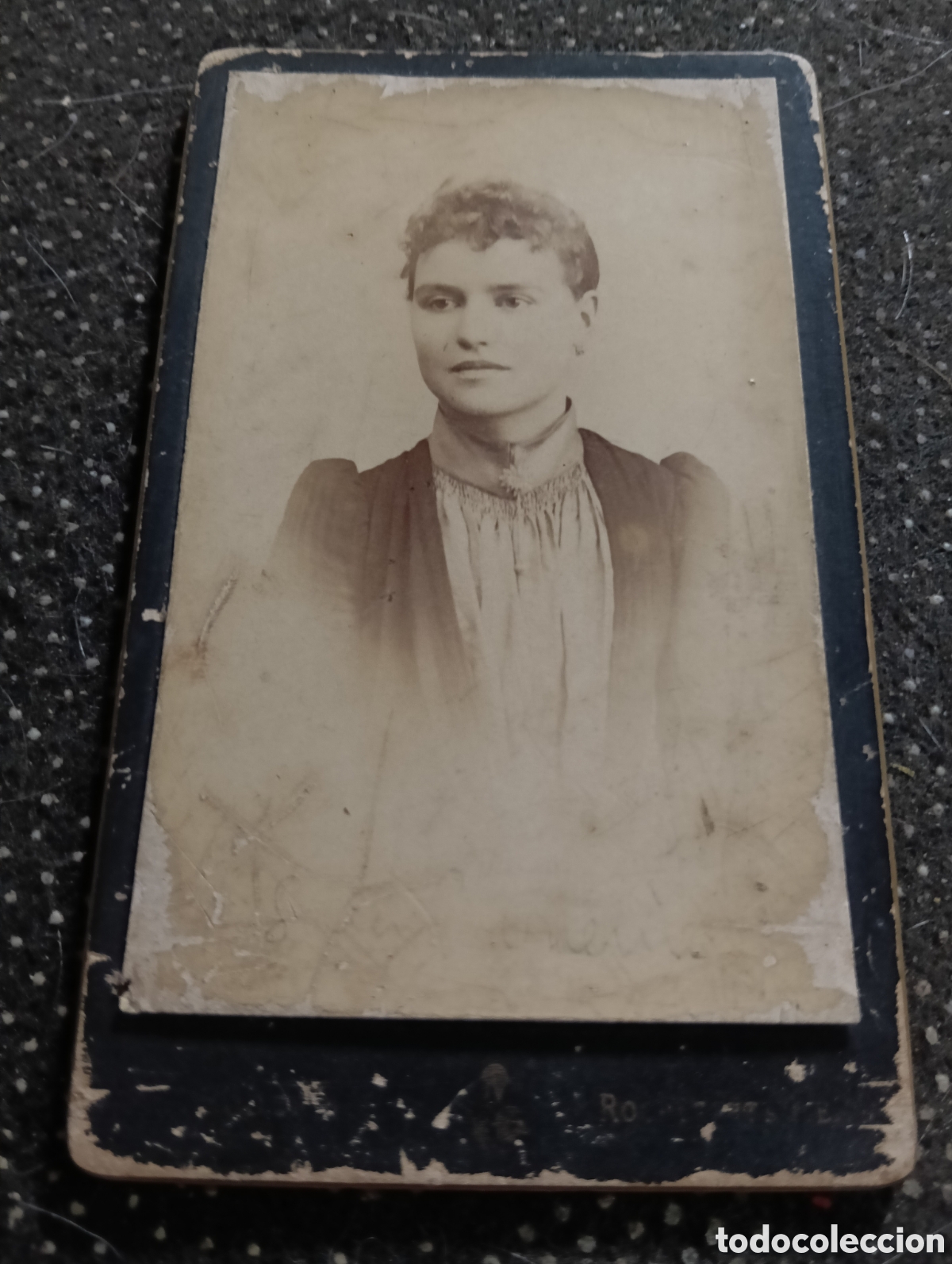 Fotograf&iacute;a antigua: 1865-1910 Fotograf&iacute;a Victoriana en cart&oacute;n de una se&ntilde;ora de la &eacute;poca mide 11 x 6,5 aprox.