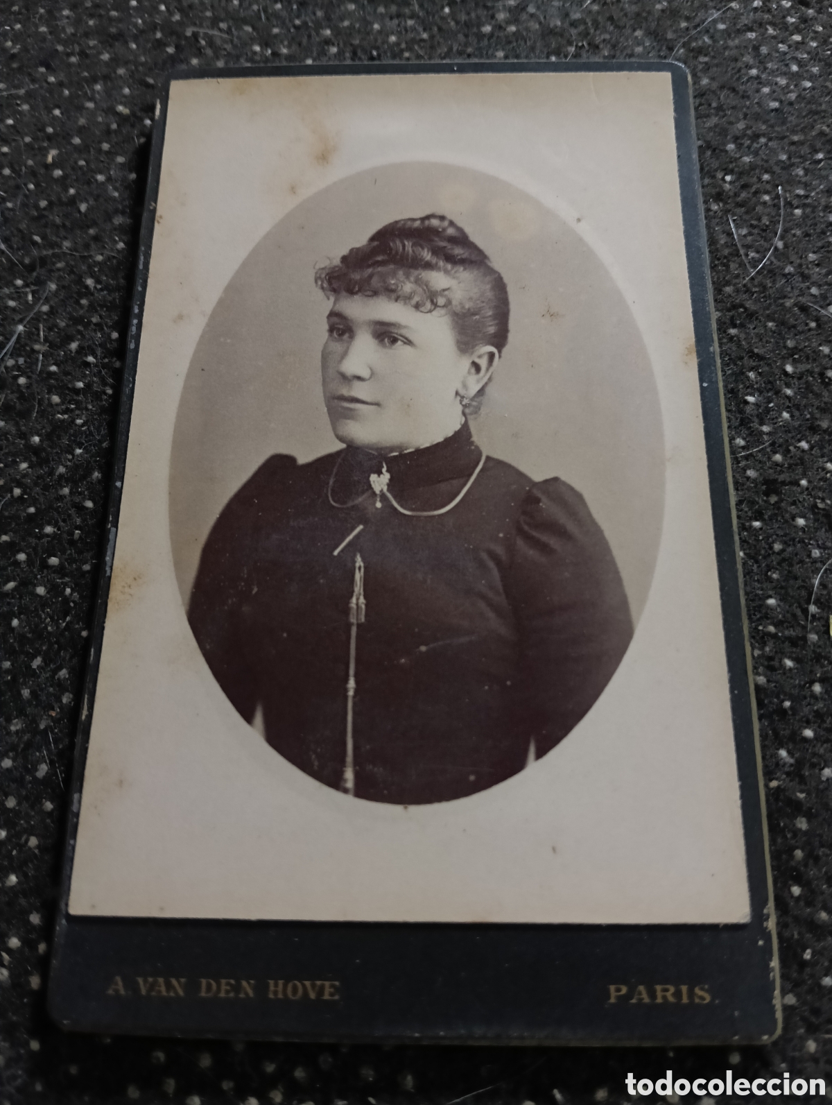Fotograf&iacute;a antigua: 1865-1910 Fotograf&iacute;a Victoriana en cart&oacute;n de una se&ntilde;ora de la &eacute;poca mide 11 x 6,5 aprox.