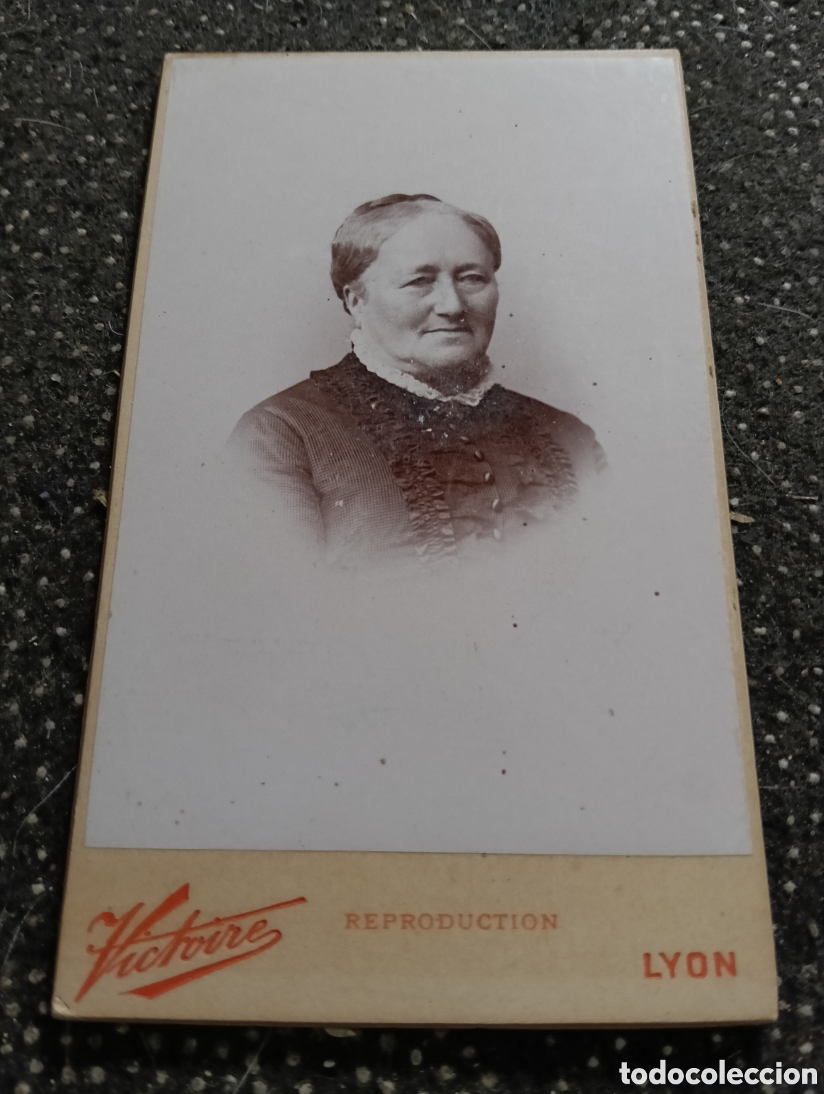 Fotograf&iacute;a antigua: 1865-1910 Fotograf&iacute;a Victoriana en cart&oacute;n de una se&ntilde;ora de la &eacute;poca mide 11 x 6,5 aprox.