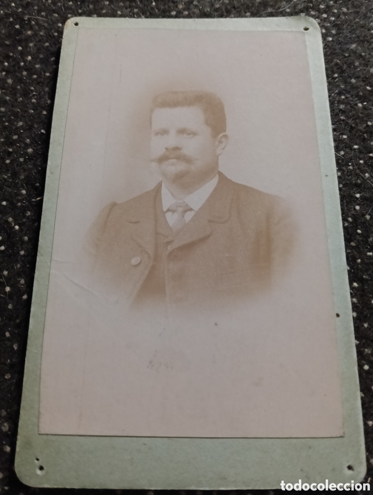 Fotograf&iacute;a antigua: 1865-1910 Fotograf&iacute;a Victoriana en cart&oacute;n de un se&ntilde;or de la &eacute;poca mide 11 x 6,5 aprox.