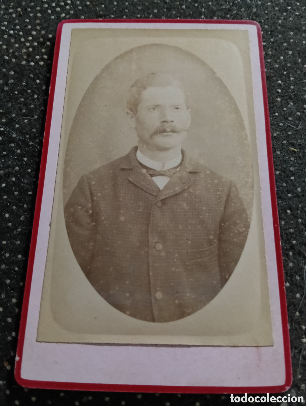 Fotograf&iacute;a antigua: 1865-1910 Fotograf&iacute;a Victoriana en cart&oacute;n de un se&ntilde;or de la &eacute;poca mide 11 x 6,5 aprox.