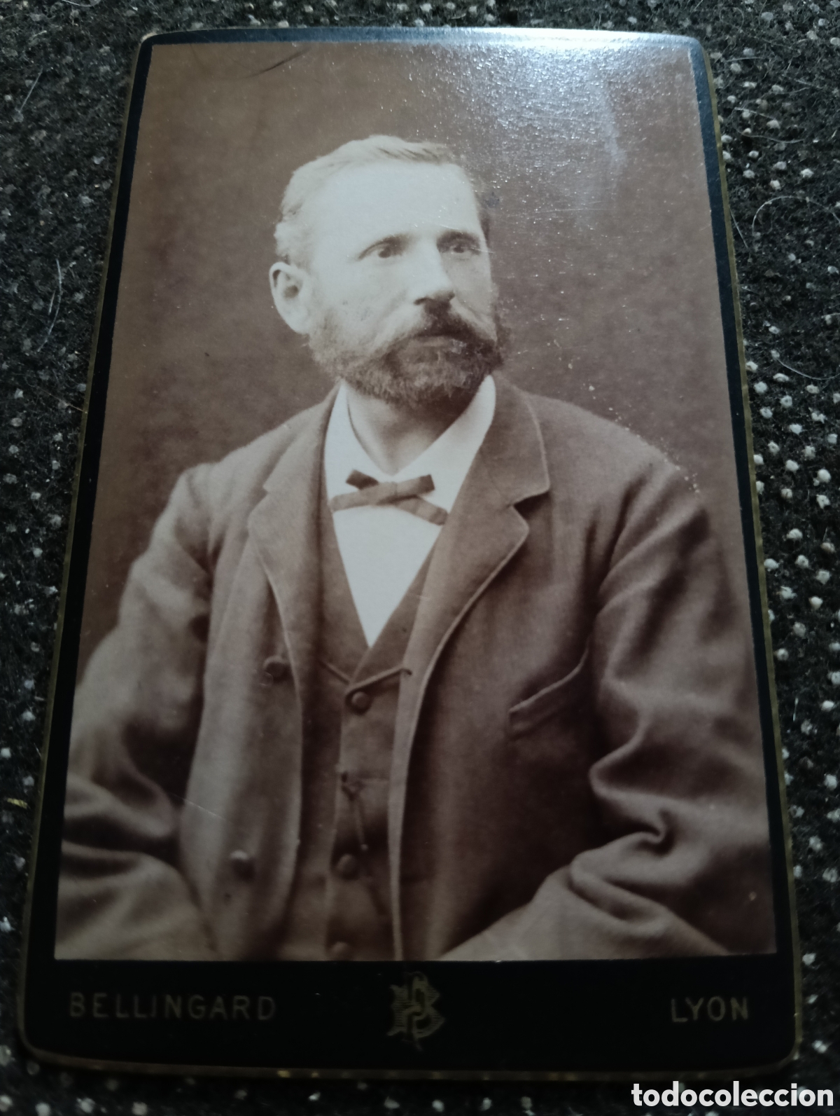 Fotograf&iacute;a antigua: 1865-1910 Fotograf&iacute;a Victoriana en cart&oacute;n de un se&ntilde;or de la &eacute;poca mide 11 x 6,5 aprox.