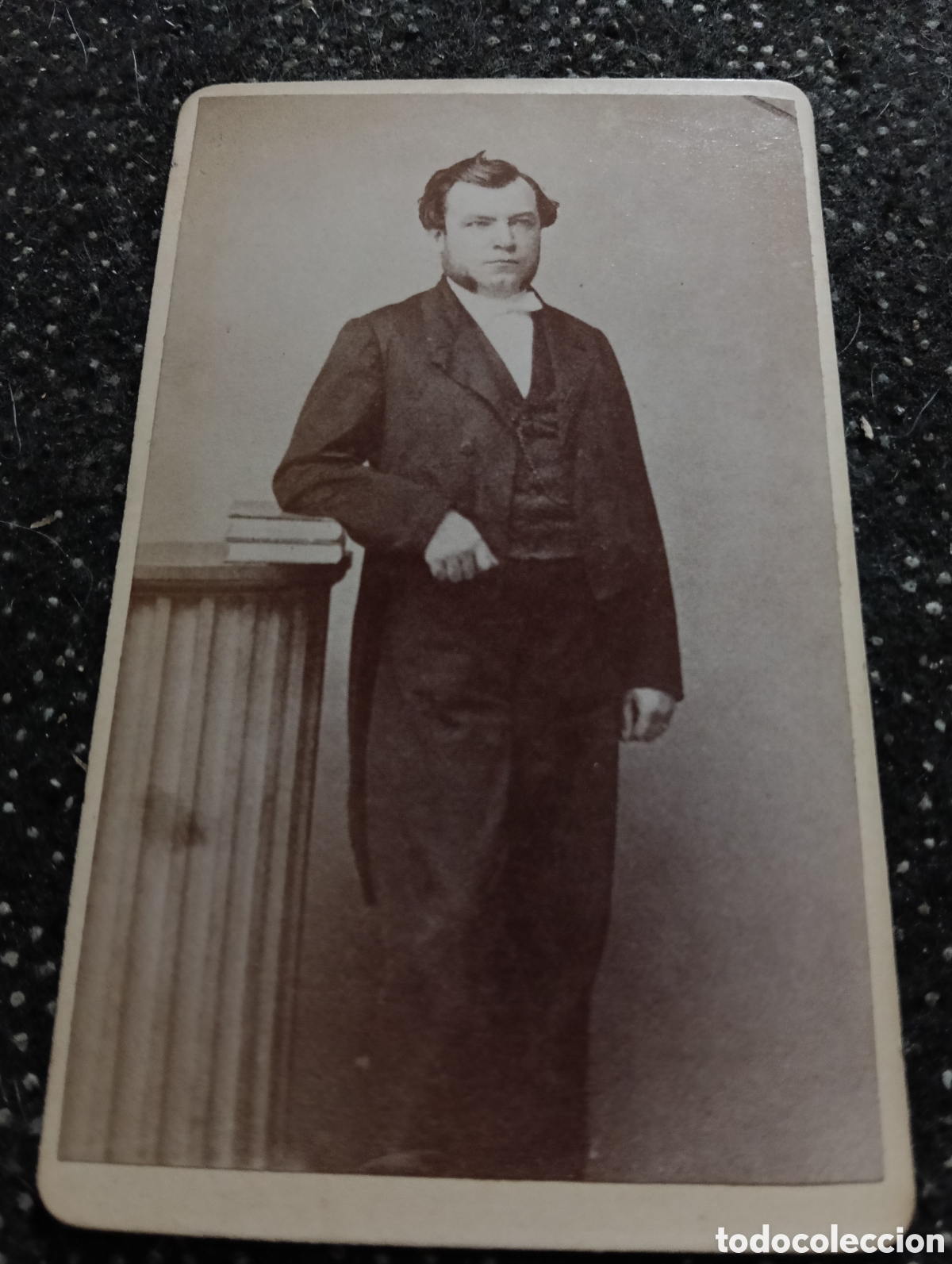 Fotograf&iacute;a antigua: 1865-1910 Fotograf&iacute;a Victoriana en cart&oacute;n de un se&ntilde;or de la &eacute;poca mide 11 x 6,5 aprox.