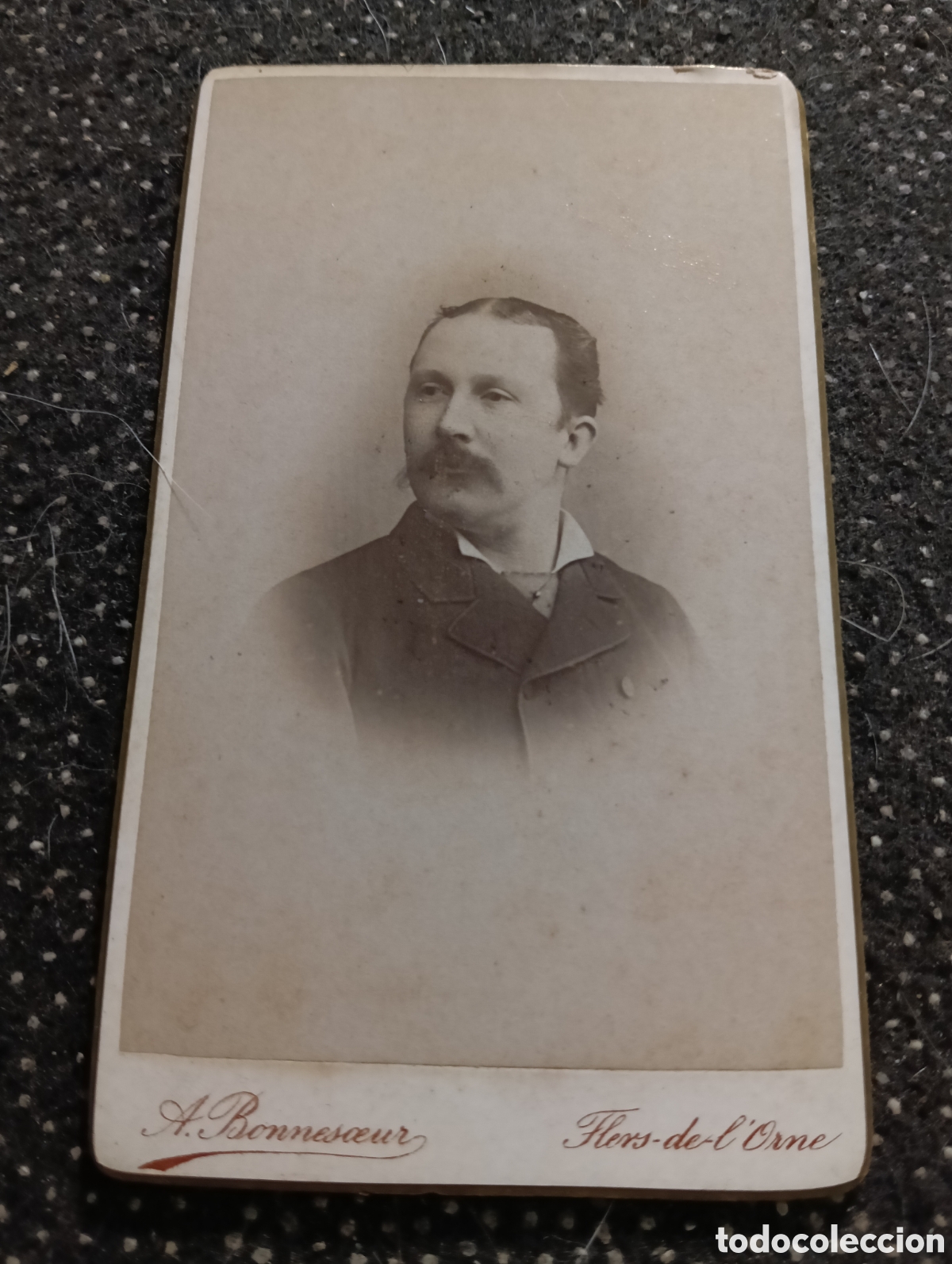 Fotograf&iacute;a antigua: 1865-1910 Fotograf&iacute;a Victoriana en cart&oacute;n de un se&ntilde;or de la &eacute;poca mide 11 x 6,5 aprox.