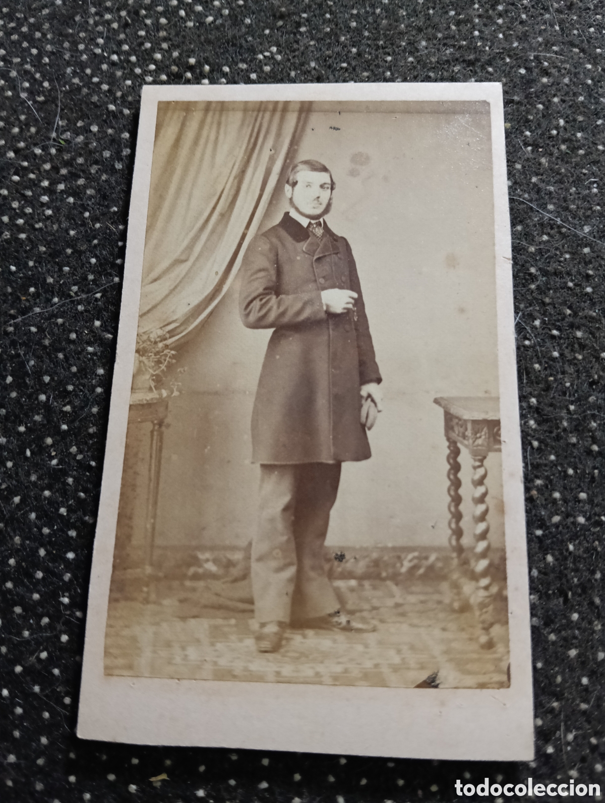 Fotograf&iacute;a antigua: 1865-1910 Fotograf&iacute;a Victoriana en cart&oacute;n de un se&ntilde;or de la &eacute;poca mide 11 x 6,5 aprox.