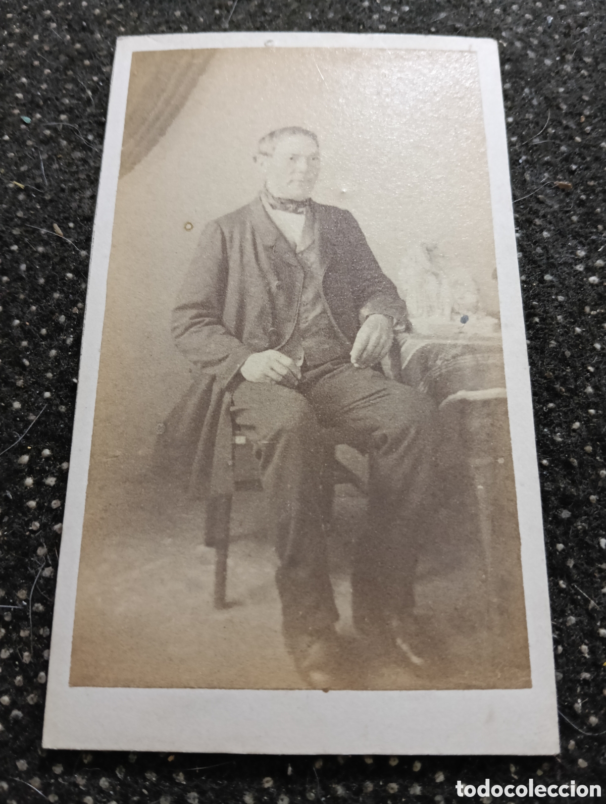 Fotograf&iacute;a antigua: 1865-1910 Fotograf&iacute;a Victoriana en cart&oacute;n de un se&ntilde;or de la &eacute;poca mide 11 x 6,5 aprox.