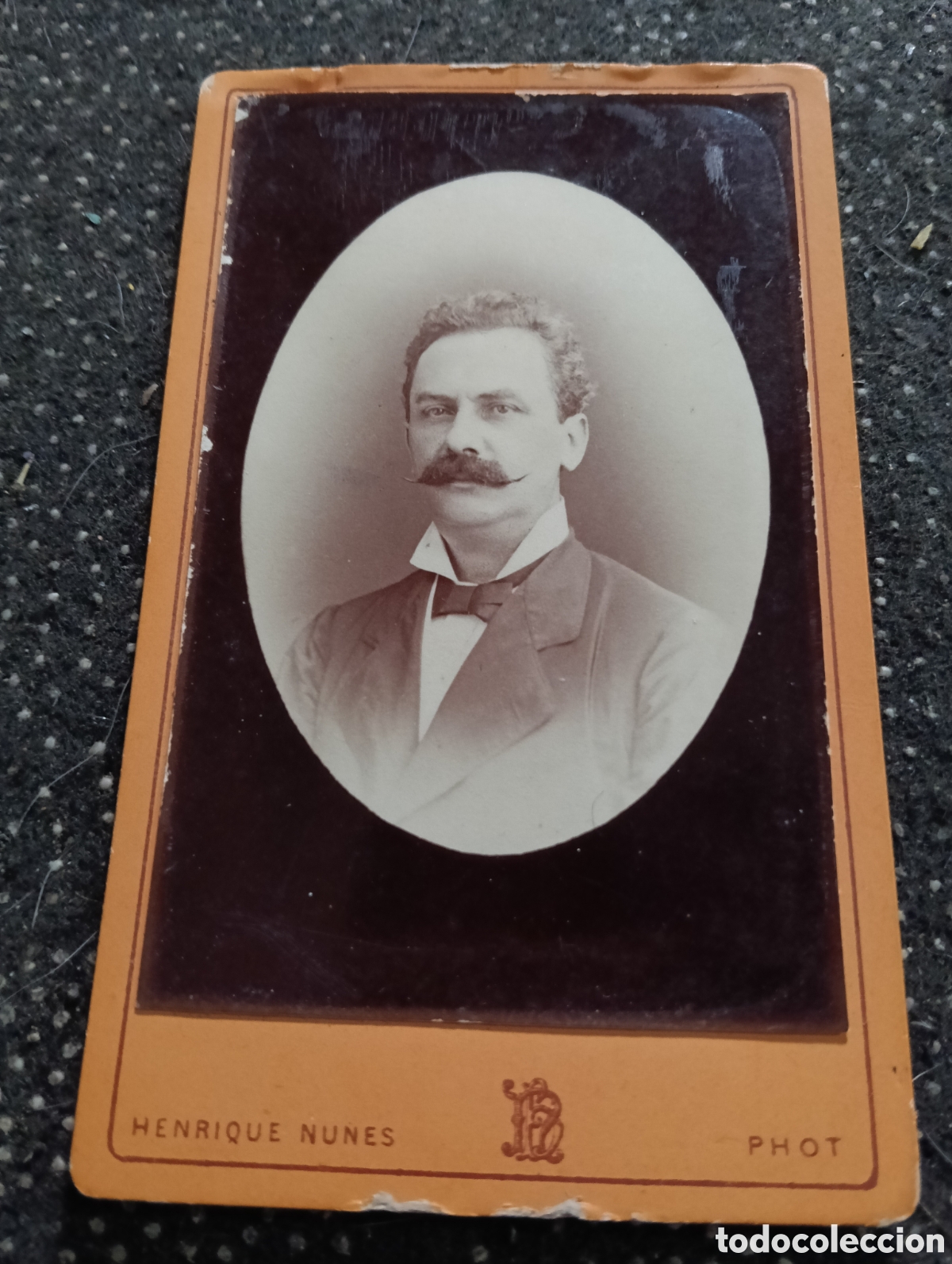 Fotograf&iacute;a antigua: 1865-1910 Fotograf&iacute;a Victoriana en cart&oacute;n de un se&ntilde;or de la &eacute;poca mide 11 x 6,5 aprox.