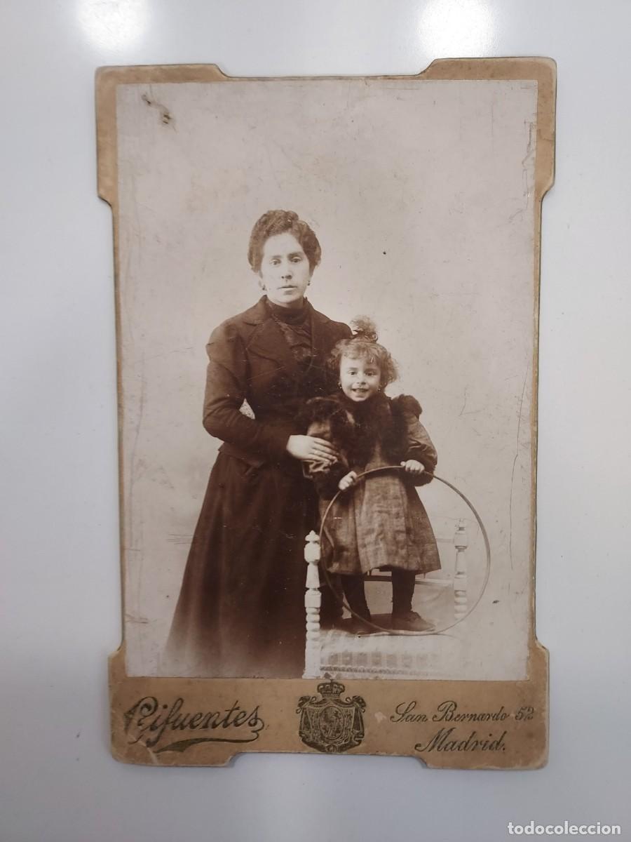 Fotograf&iacute;a antigua: FOTOGRAFIA DE CIFUENTES MADRID SAN BERNARDO. ESTUDIO MUJER NI&Ntilde;A JUGUETE ARO. 16 X 10 CM. 1895-1905