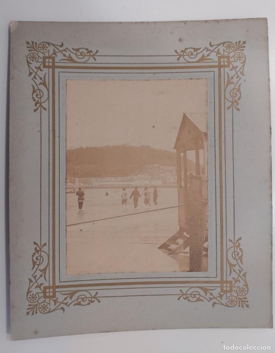 Fotograf&iacute;a antigua: FOTOGRAFIA ANTIGUA BA&Ntilde;ISTAS CASETA MADERA PLAYA DE LA CONCHA, SAN SEBASTIAN (c. 1905-1910). 11 x 8.