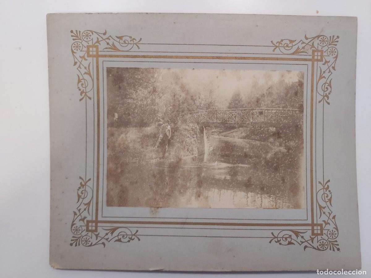 Fotograf&iacute;a antigua: FOTOGRAFIA ANTIGUA. RETRATO DE CABALLERO CON BOMB&Iacute;N JUNTO A PUENTE R&Uacute;STICO Y R&Iacute;O (c. 1905-1910) 11x8