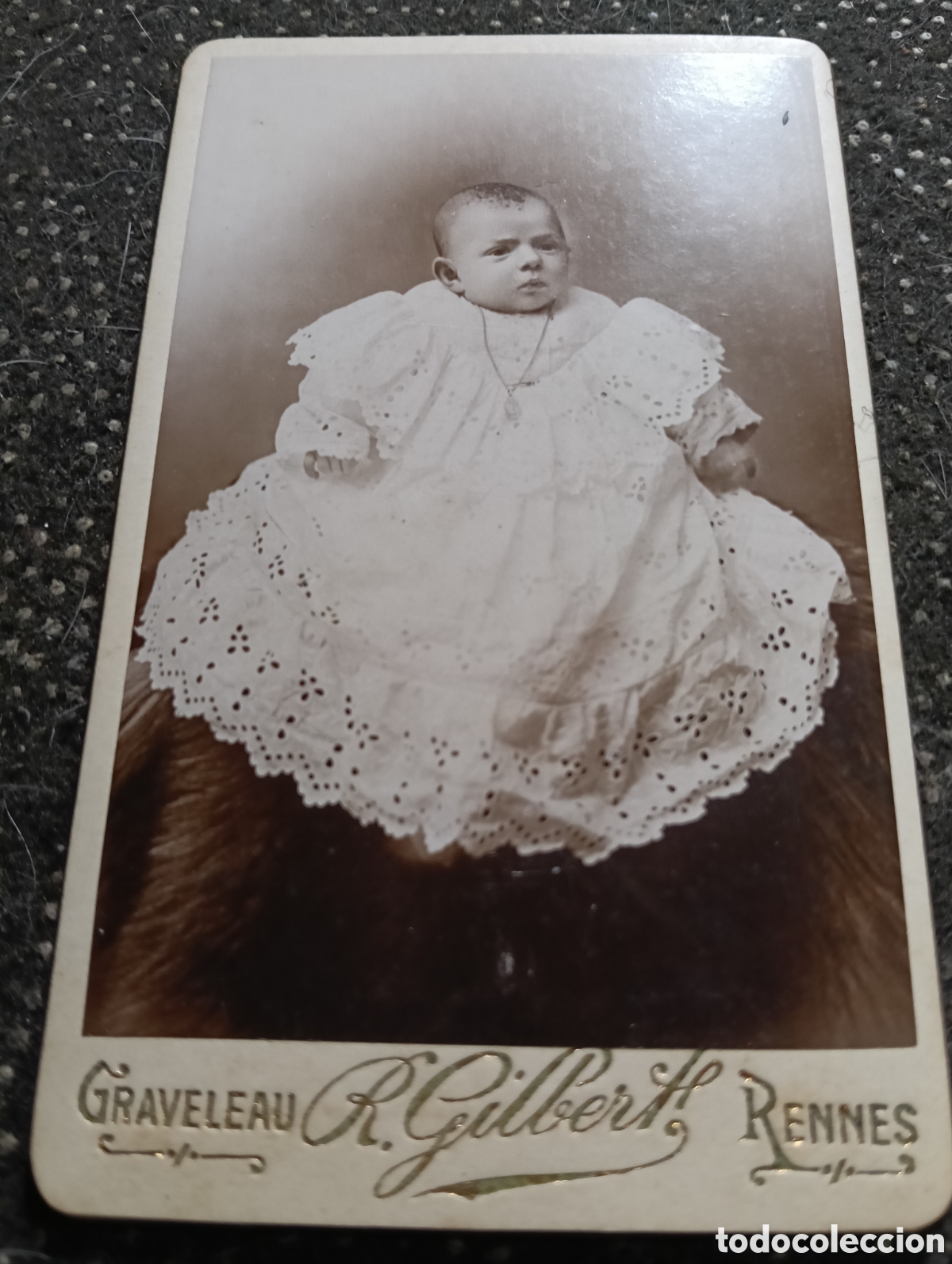 Fotograf&iacute;a antigua: 1865-1910 Fotograf&iacute;a Victoriana en cart&oacute;n de un ni&ntilde;o o una ni&ntilde;a mide 11 x 6,5 aprox.