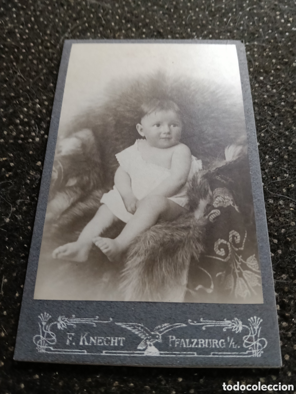 Fotograf&iacute;a antigua: 1865-1910 Fotograf&iacute;a Victoriana en cart&oacute;n de un ni&ntilde;o o una ni&ntilde;a mide 11 x 6,5 aprox.