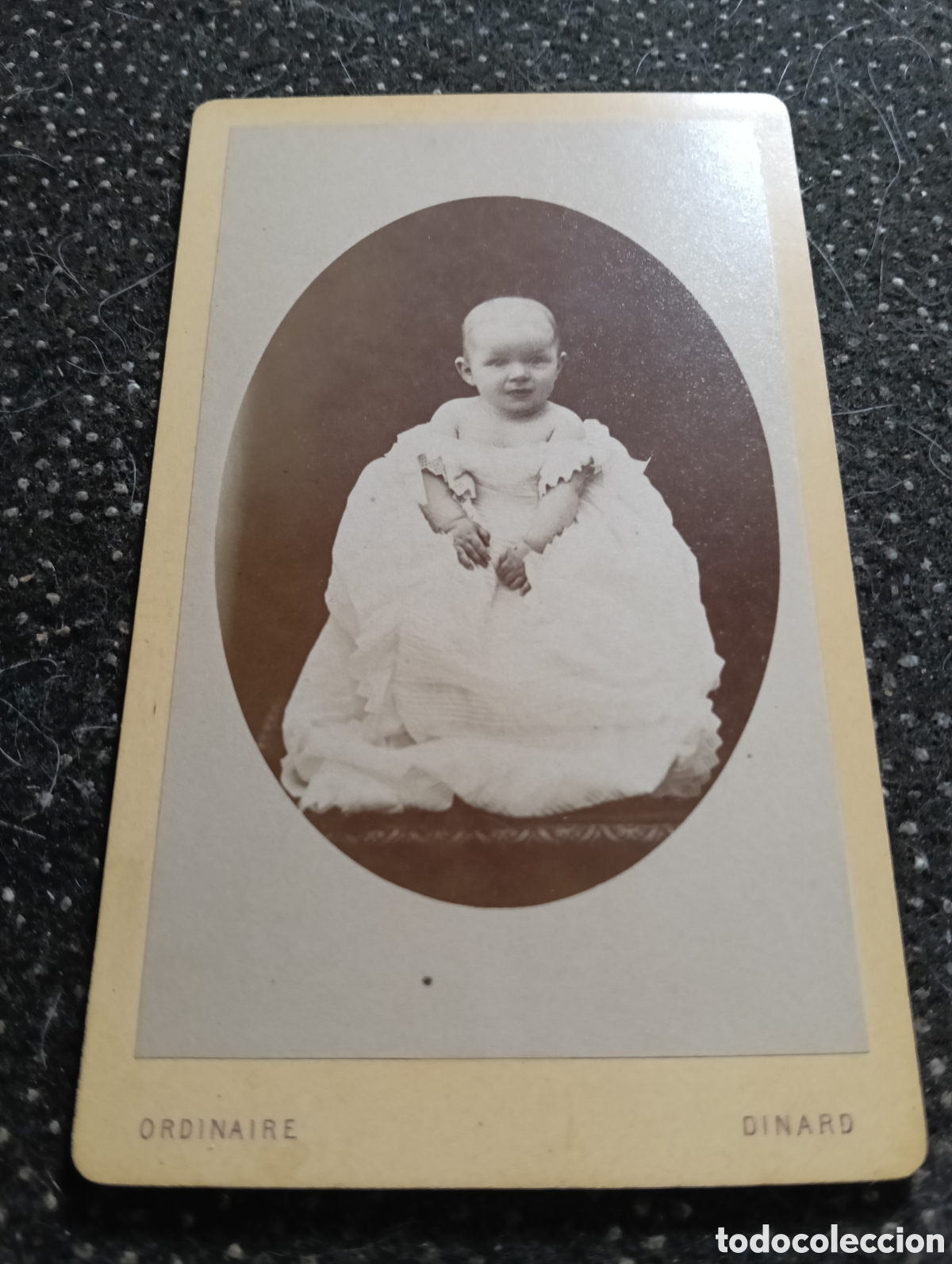 Fotograf&iacute;a antigua: 1865-1910 Fotograf&iacute;a Victoriana en cart&oacute;n de un ni&ntilde;o o una ni&ntilde;a mide 11 x 6,5 aprox.