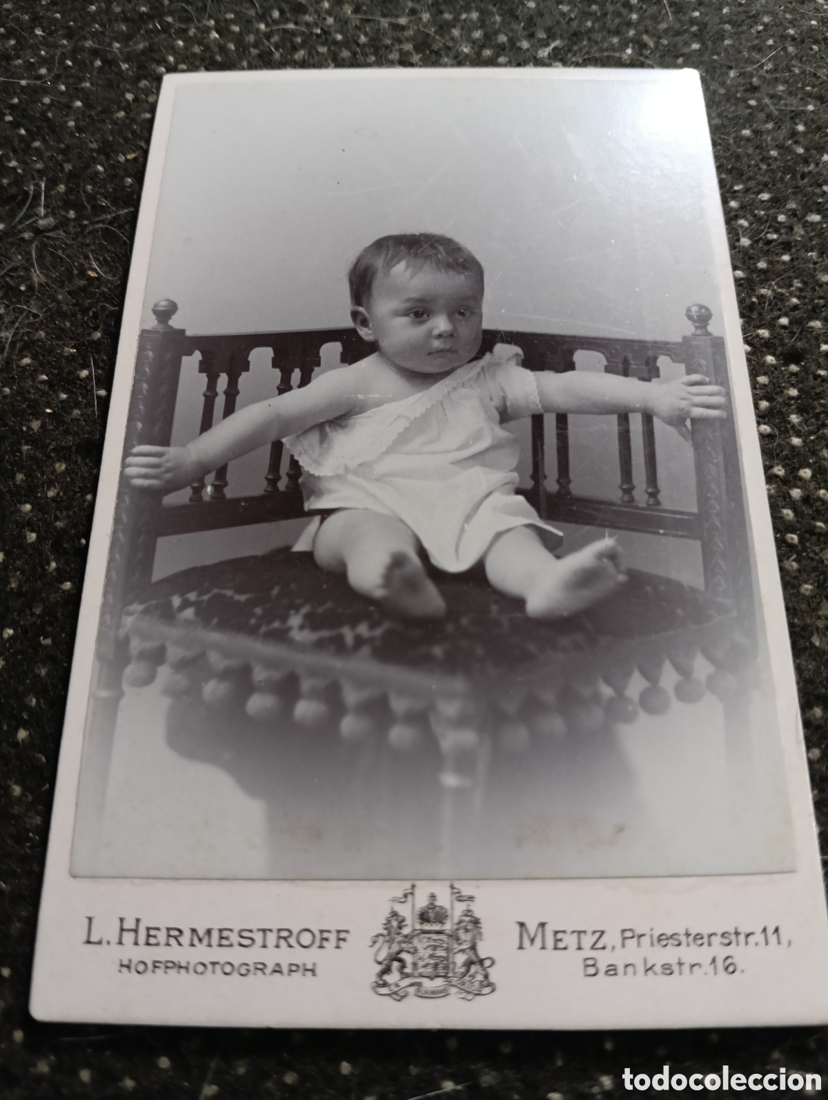 Fotograf&iacute;a antigua: 1865-1910 Fotograf&iacute;a Victoriana en cart&oacute;n de un ni&ntilde;o o una ni&ntilde;a mide 11 x 6,5 aprox.