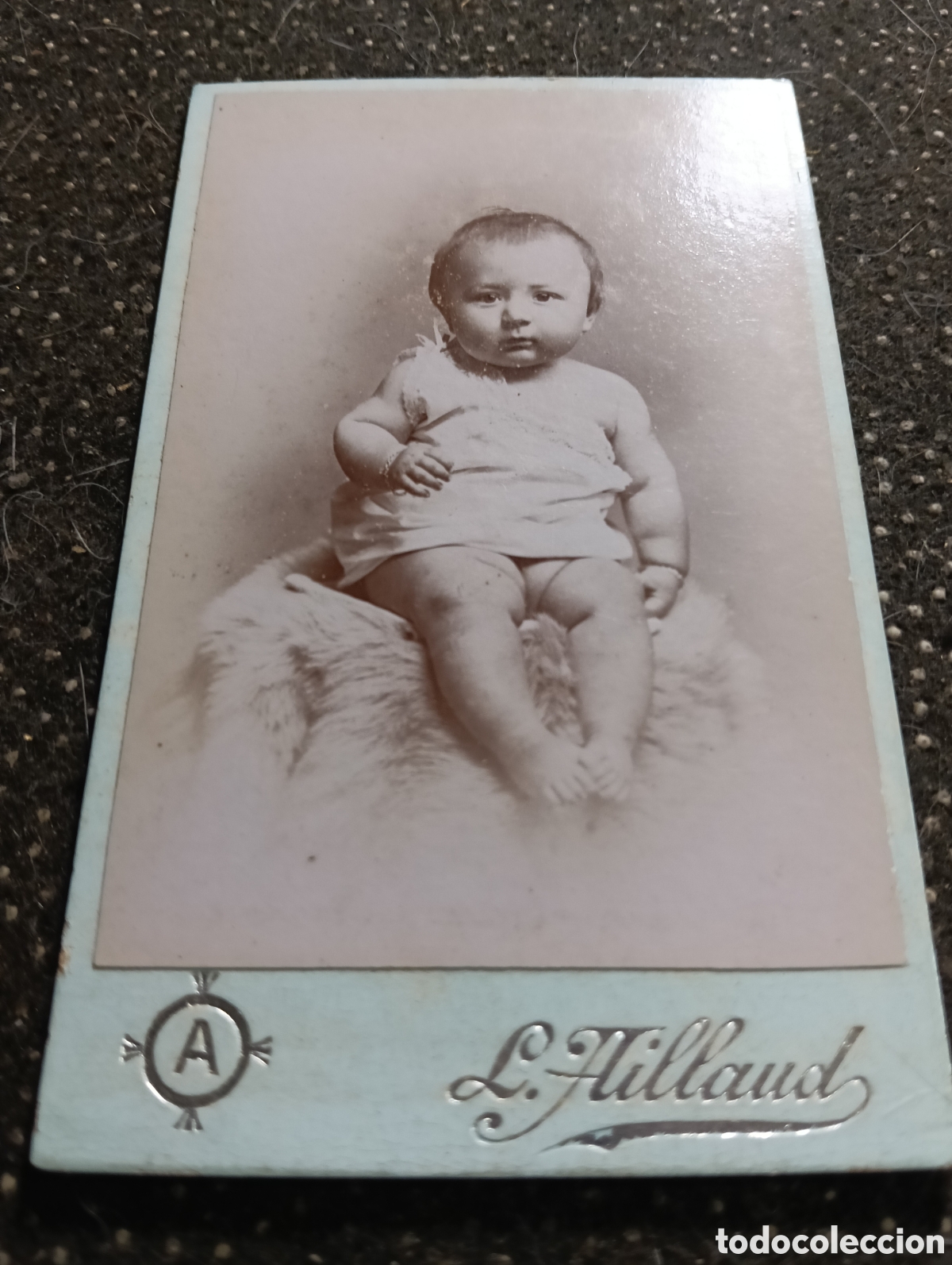 Fotograf&iacute;a antigua: 1865-1910 Fotograf&iacute;a Victoriana en cart&oacute;n de un ni&ntilde;o o una ni&ntilde;a mide 11 x 6,5 aprox.