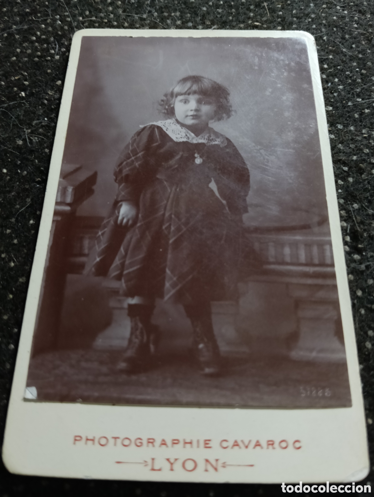 Fotograf&iacute;a antigua: 1865-1910 Fotograf&iacute;a Victoriana en cart&oacute;n de un ni&ntilde;o o una ni&ntilde;a mide 11 x 6,5 aprox.