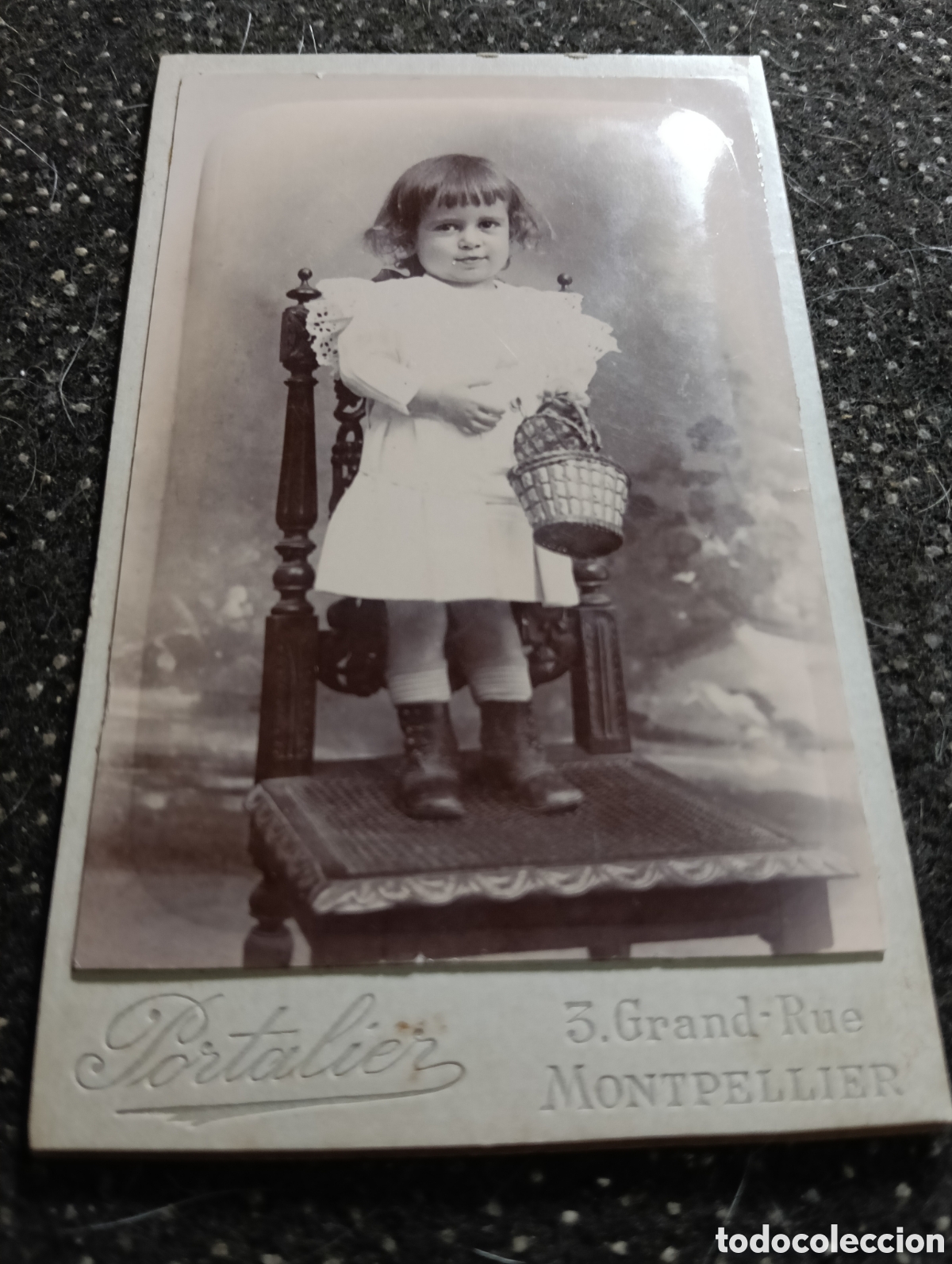 Fotograf&iacute;a antigua: 1865-1910 Fotograf&iacute;a Victoriana en cart&oacute;n de un ni&ntilde;o o una ni&ntilde;a mide 11 x 6,5 aprox.