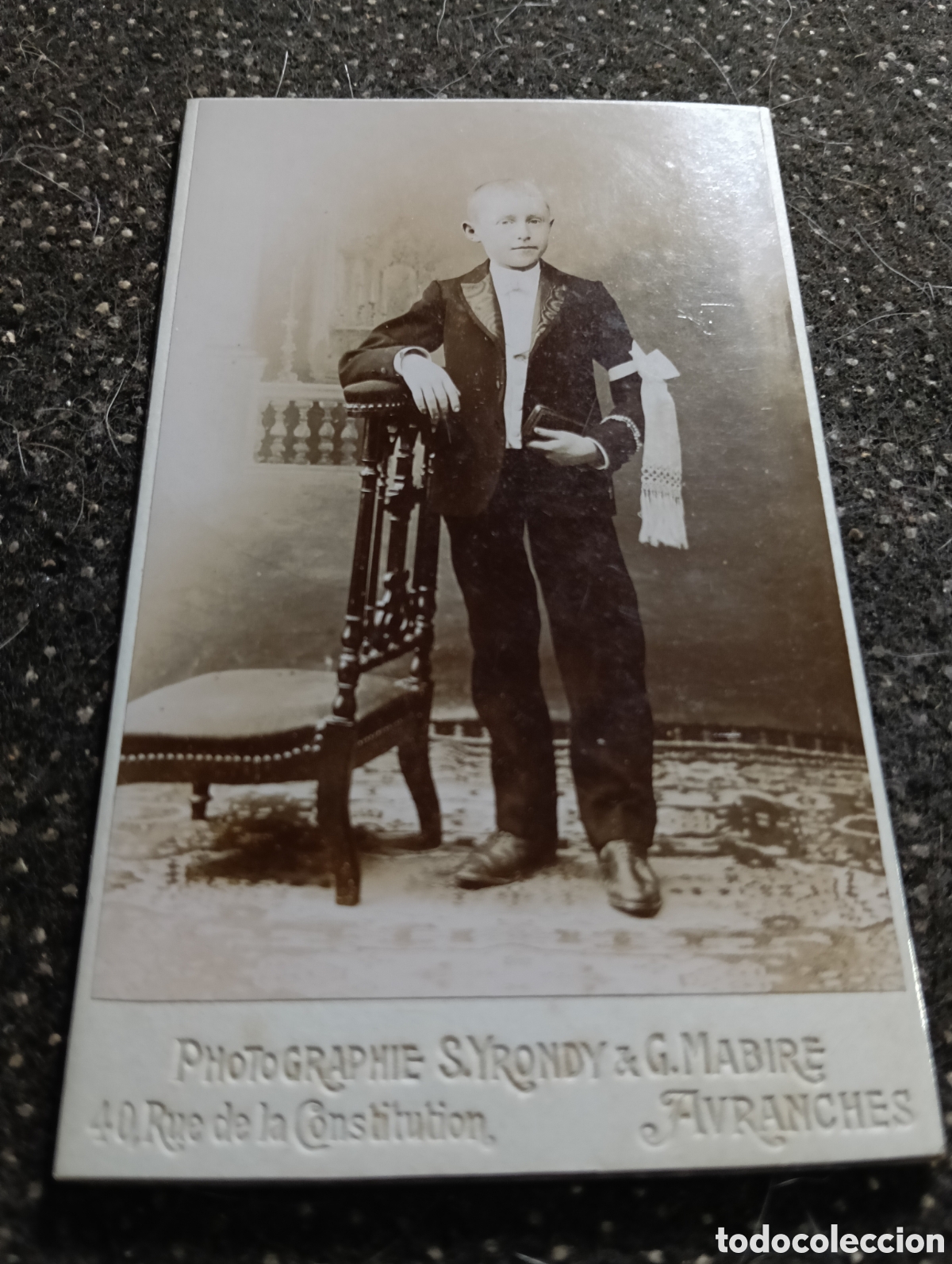 Fotograf&iacute;a antigua: 1865-1910 Fotograf&iacute;a Victoriana en cart&oacute;n de un ni&ntilde;o o una ni&ntilde;a mide 11 x 6,5 aprox.