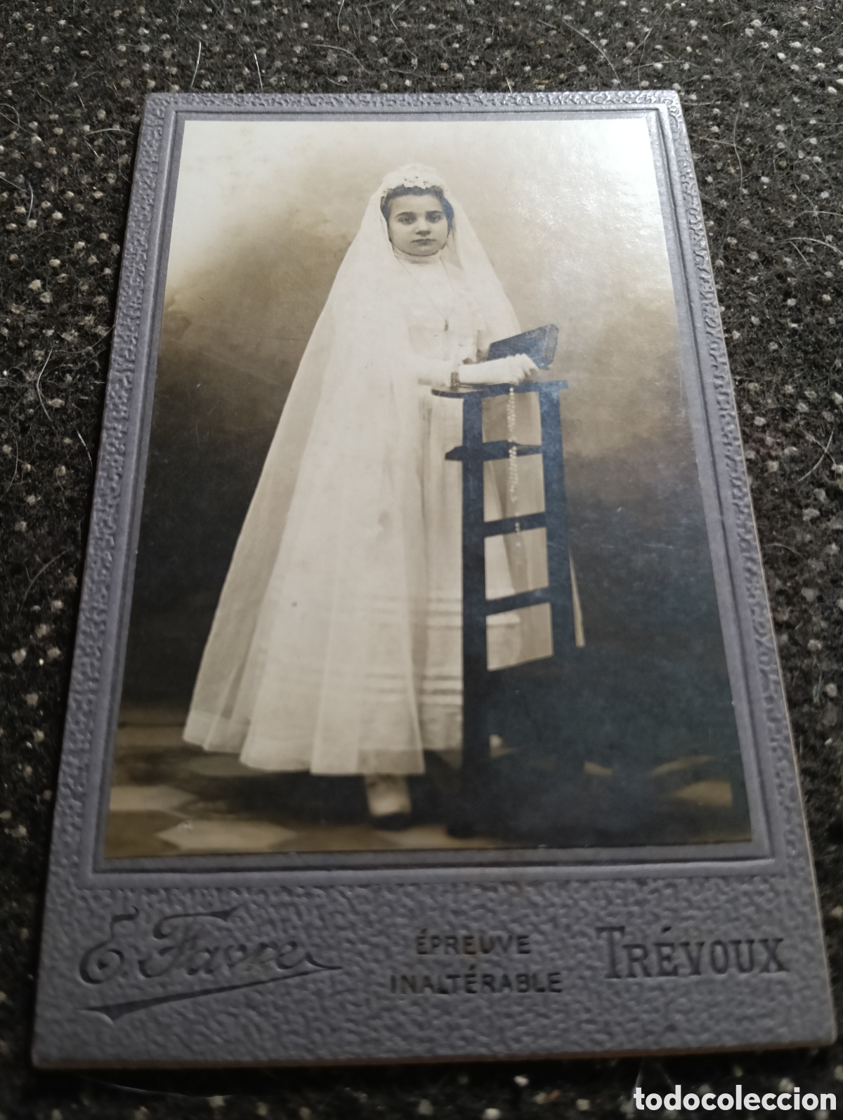 Fotograf&iacute;a antigua: 1865-1910 Fotograf&iacute;a Victoriana en cart&oacute;n de un ni&ntilde;o o una ni&ntilde;a mide 11 x 6,5 aprox.