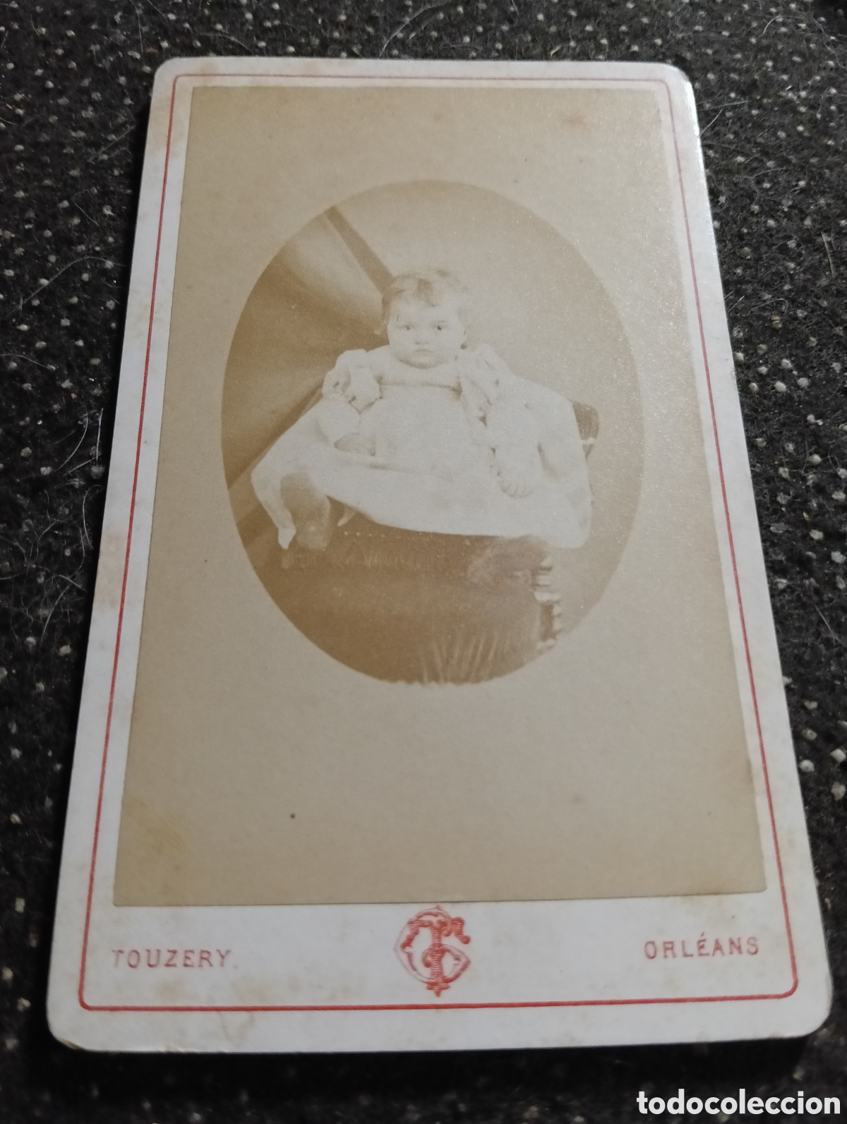 Fotograf&iacute;a antigua: 1865-1910 Fotograf&iacute;a Victoriana en cart&oacute;n de un ni&ntilde;o o una ni&ntilde;a mide 11 x 6,5 aprox.