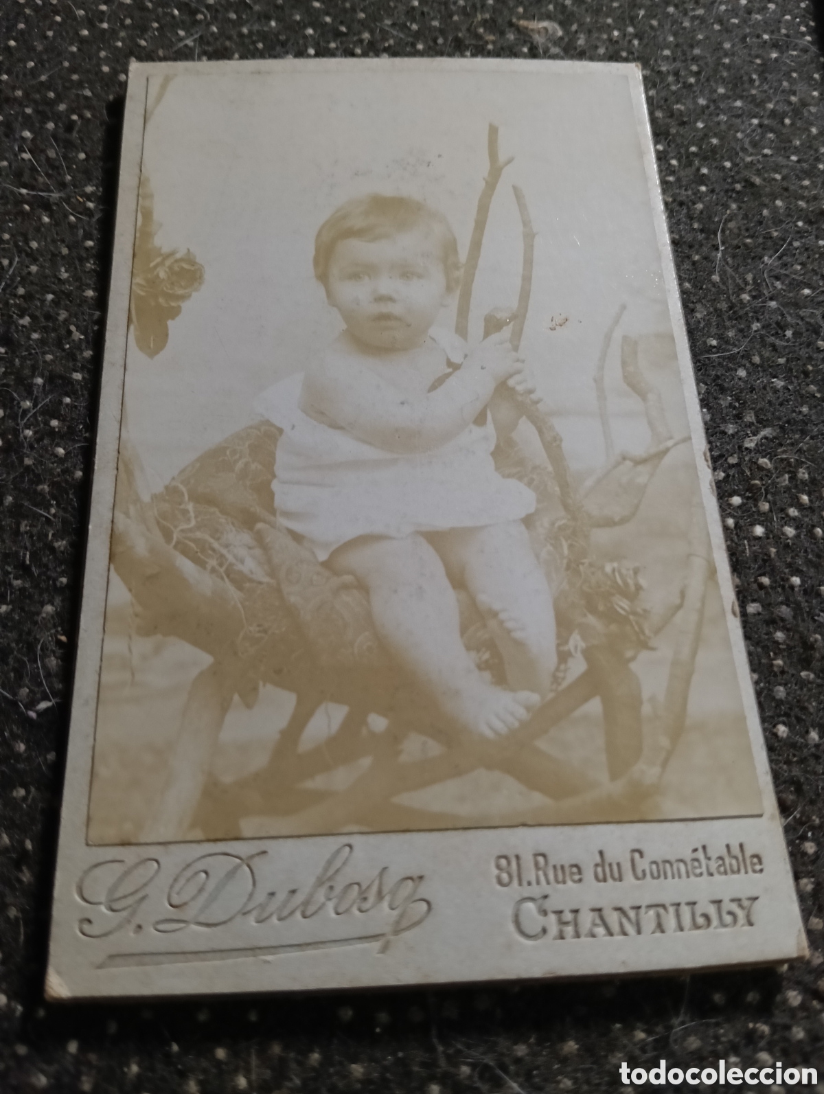 Fotograf&iacute;a antigua: 1865-1910 Fotograf&iacute;a Victoriana en cart&oacute;n de un ni&ntilde;o o una ni&ntilde;a mide 11 x 6,5 aprox.